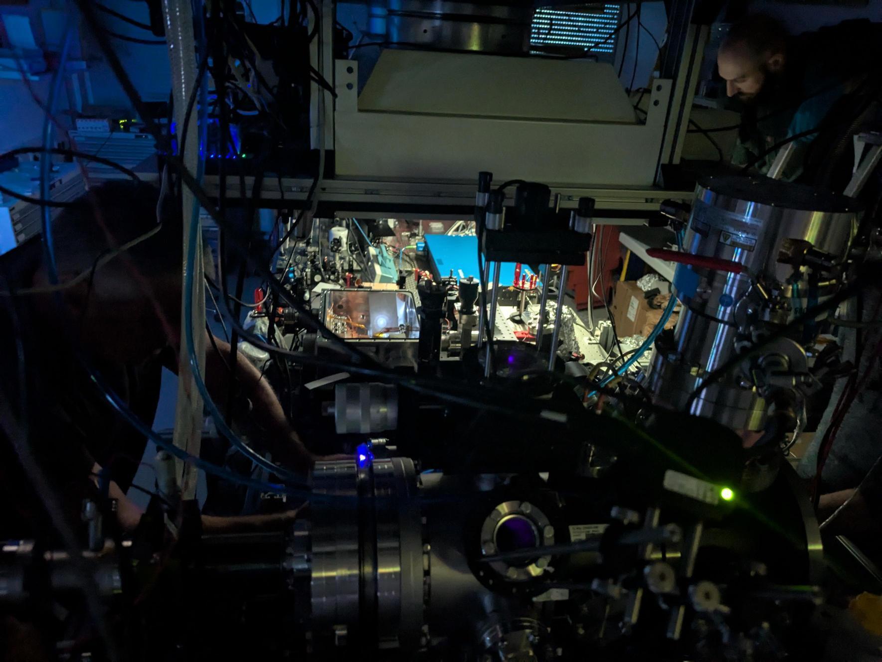 Luca Toscani de Col, arriba a la derecha, trabaja en el montaje del reloj nuclear del laboratorio de TU Wien; fotografía institucional difundida en octubre de 2026.