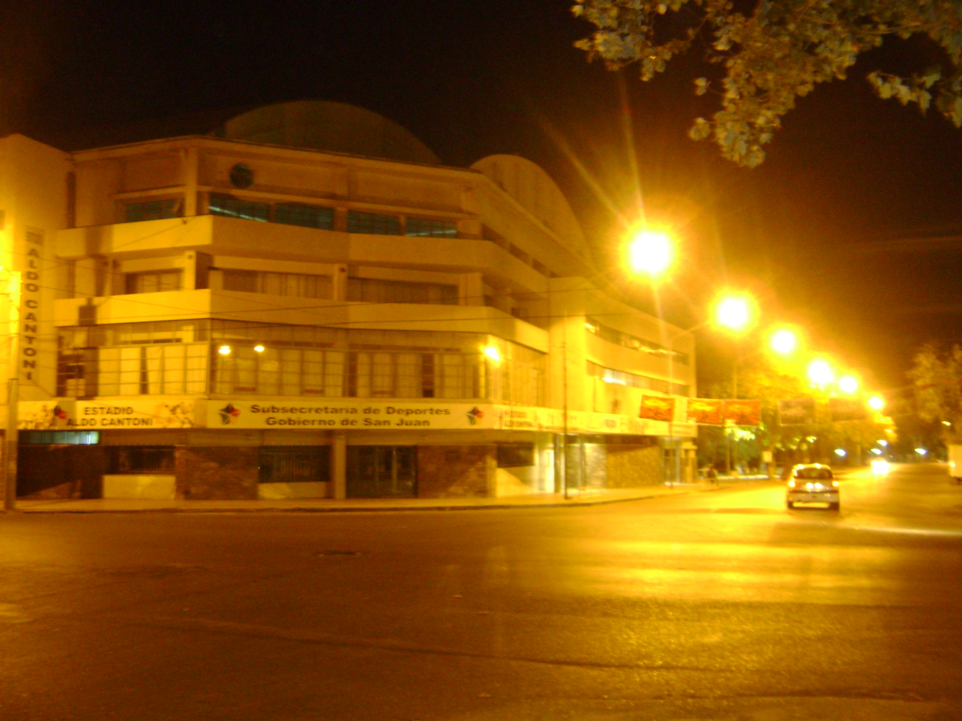 Vista nocturna del Estadio Aldo Cantoni en una fotografía de archivo del 28 de mayo de 2011, anterior a la renovación de su fachada. No corresponde al torneo de goalball de 2026.