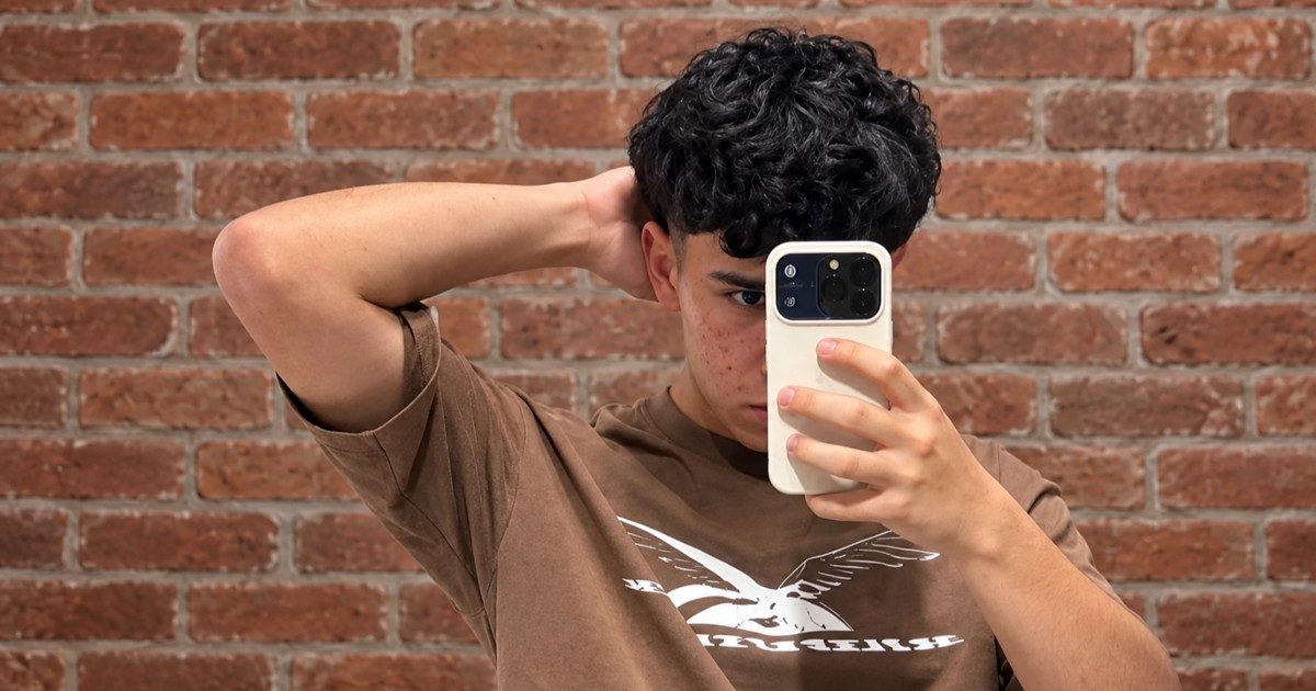 Fotografía del joven mencionado en la investigación, publicada por el medio fuente