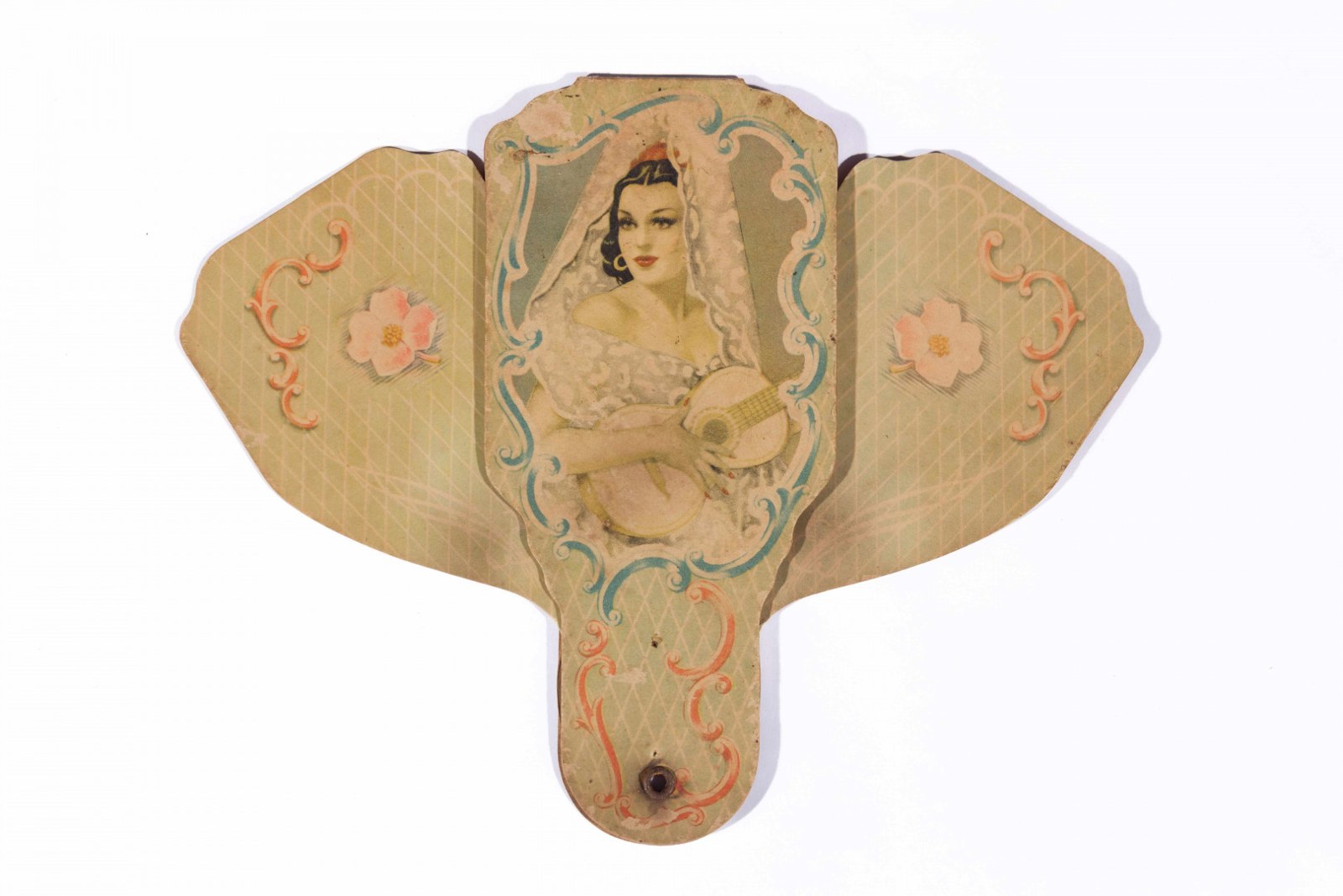 Abanico de pantalla articulada, una de las piezas difundidas para la exposición Mensajes en el aire. Foto: Museo Histórico Nacional / Secretaría de Cultura, CC BY 4.0.