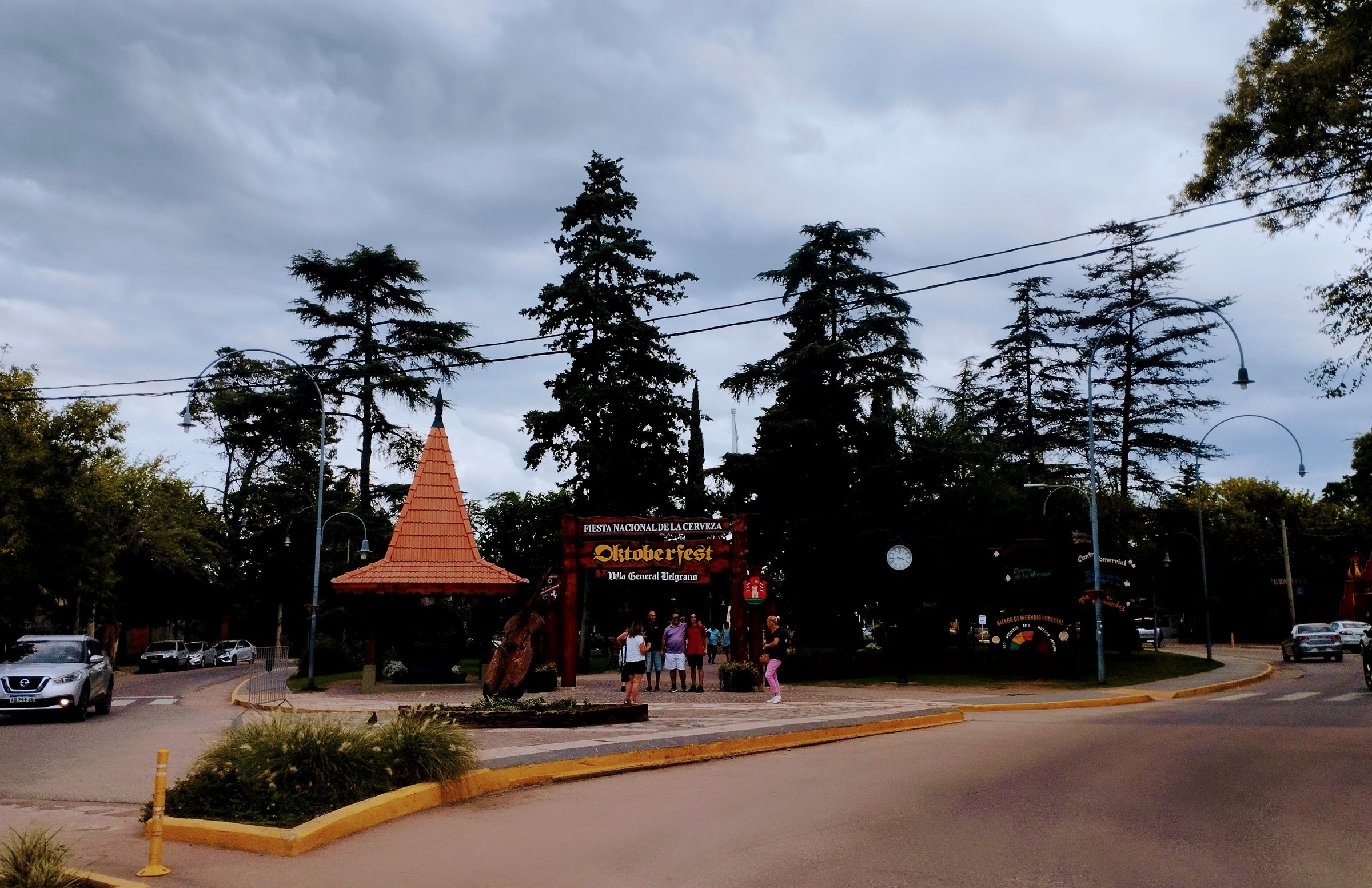 Acceso al parque de Villa General Belgrano con el cartel de la Fiesta Nacional de la Cerveza, fotografiado por Calella79 el 21 de febrero de 2024. Archivo de uno de los destinos incluidos en el balance; no muestra el feriado de octubre de 2026.