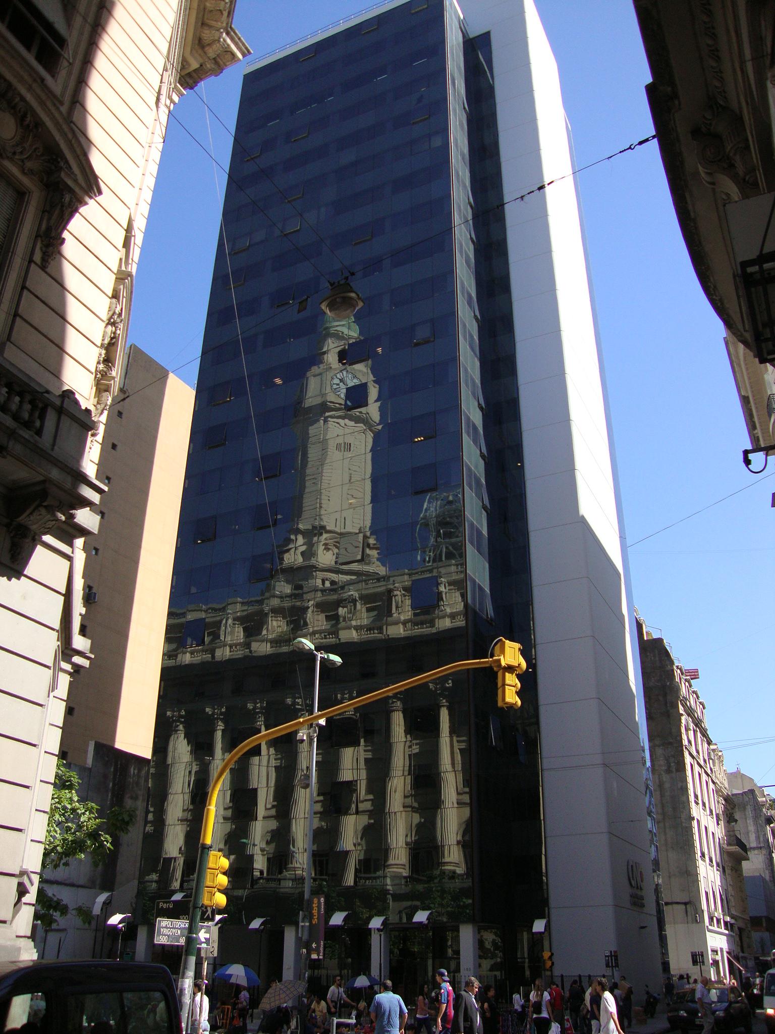Fotografía de archivo de la torre de Perú 103, en Buenos Aires, tomada en 2010 cuando era sede de la Comisión Nacional de Comunicaciones, antecesora del Enacom.