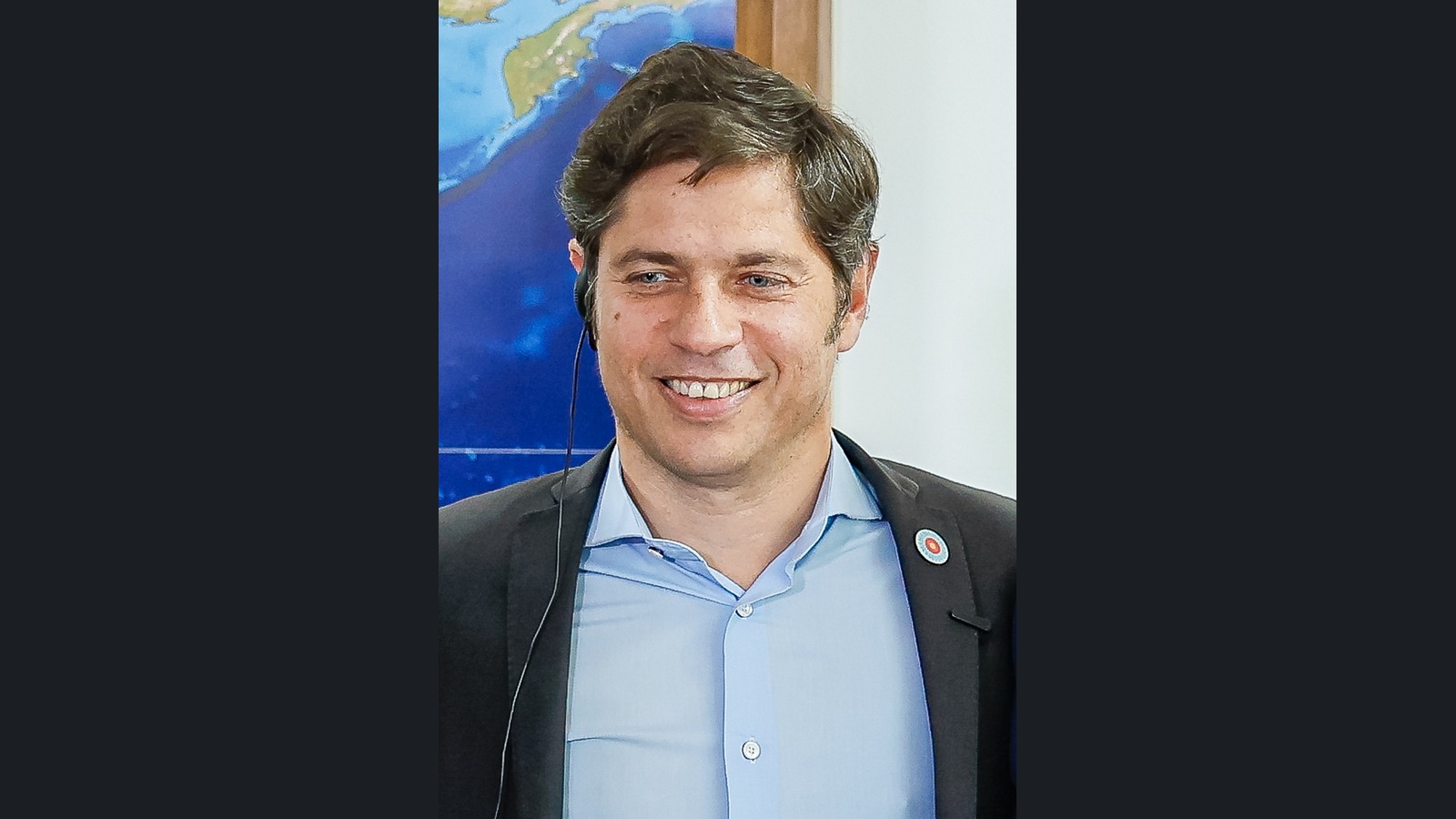 Axel Kicillof en el Palacio del Planalto, Brasilia, el 13 de agosto de 2024. Retrato de archivo recortado en Wikimedia Commons por Segagustin. Presentación 16:9 con ese retrato completo y márgenes neutros; no corresponde a los respaldos de octubre de 2026.