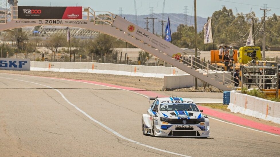 Auto del TC2000 durante la carrera en El Zonda.