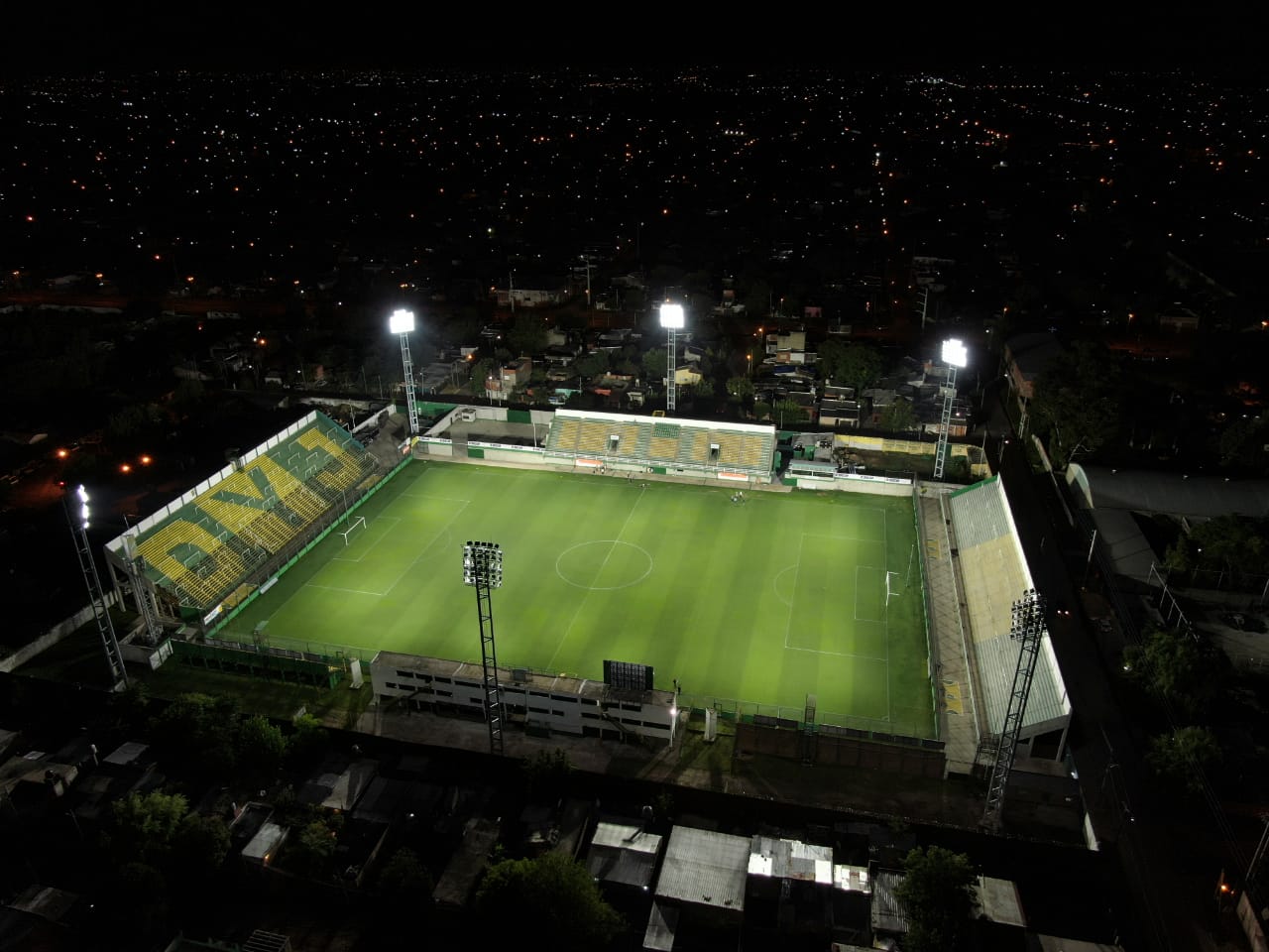 Vista aérea nocturna del estadio Norberto Tomaghello, en Florencio Varela; fotografía de archivo de octubre de 2020.