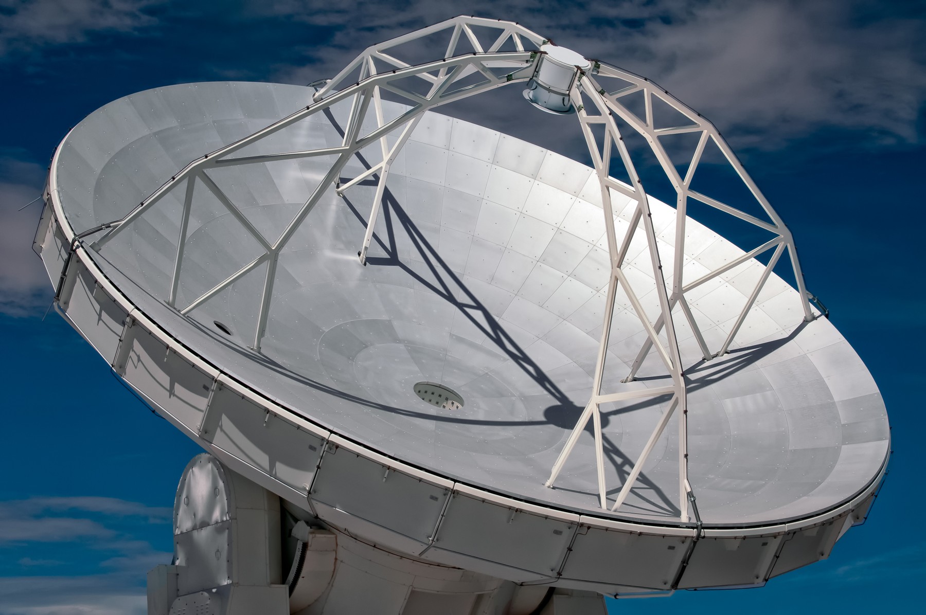 Detalle de una antena de 12 metros de ALMA, con su plato blanco contra el cielo. Fotografía de archivo publicada por ESO el 11 de noviembre de 2014; no registra el cierre del ciclo 12.