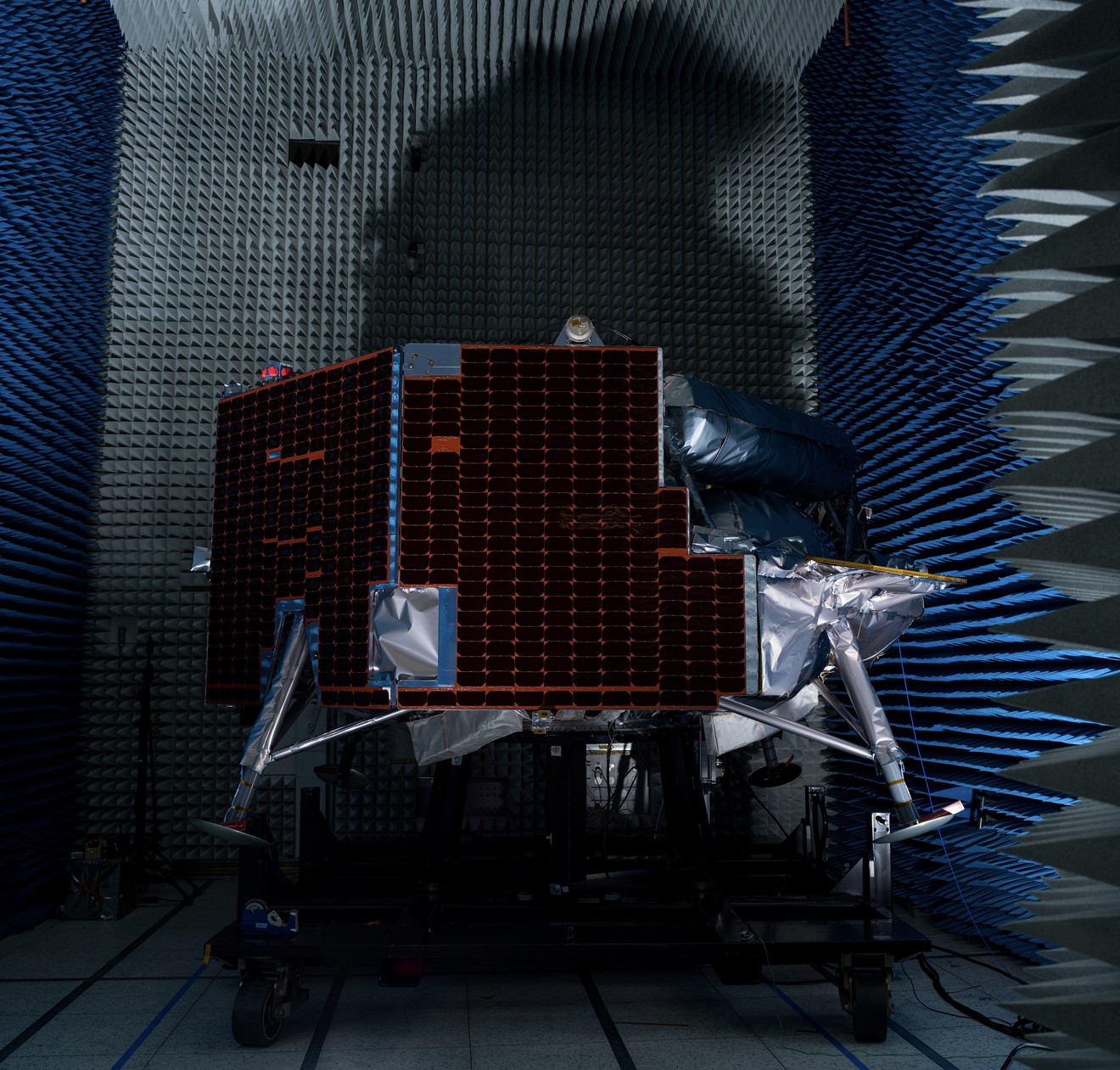 Griffin-1 de Voyager Technologies dentro de la cámara anecoica del JPL durante su campaña de pruebas de 2026. Foto real de la nave y paneles solares; no es una representación del alunizaje.