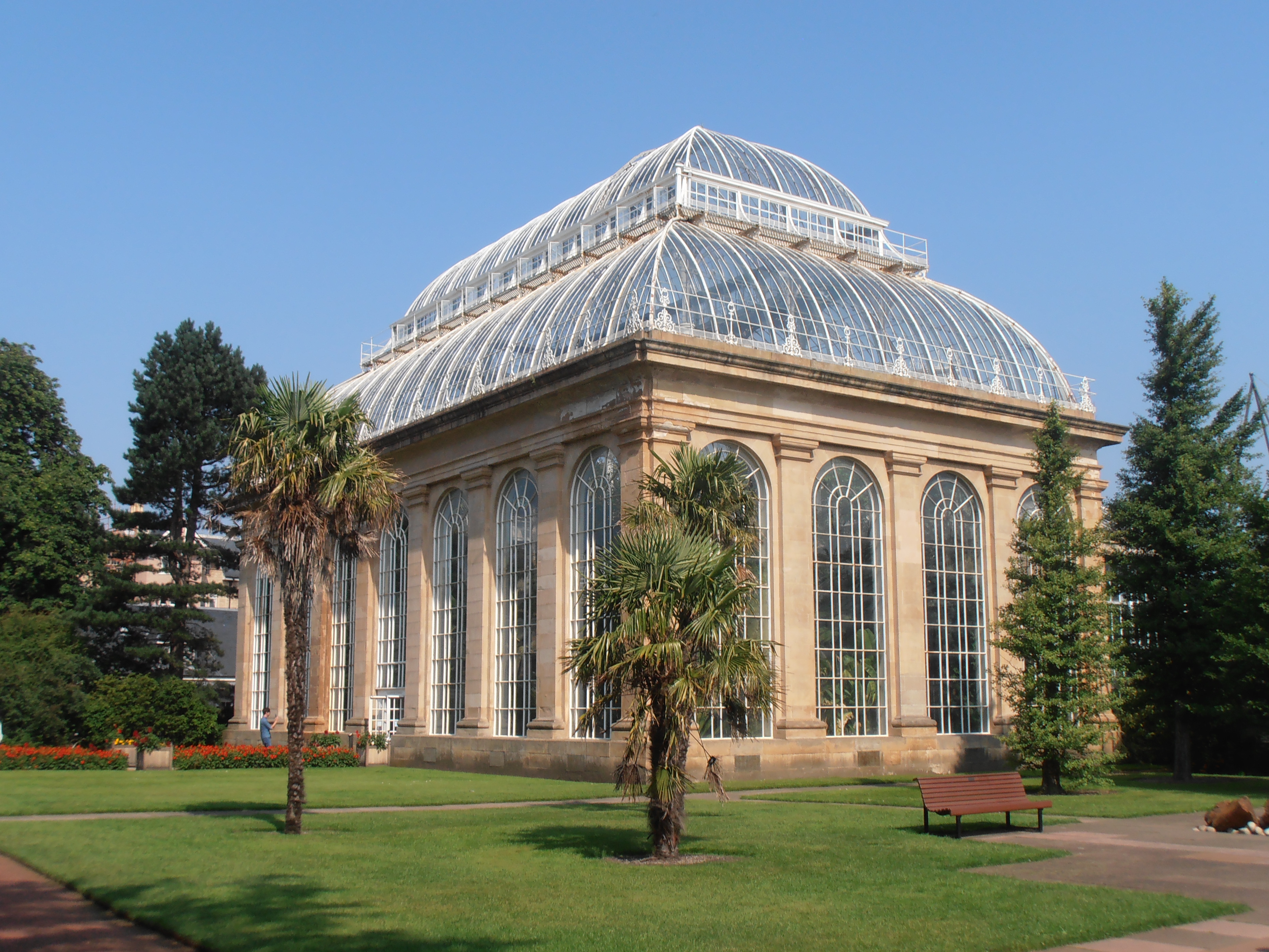 Foto de archivo de agosto de 2013: exterior del Palm House del Real Jardín Botánico de Edimburgo, visto desde el sur-suroeste.