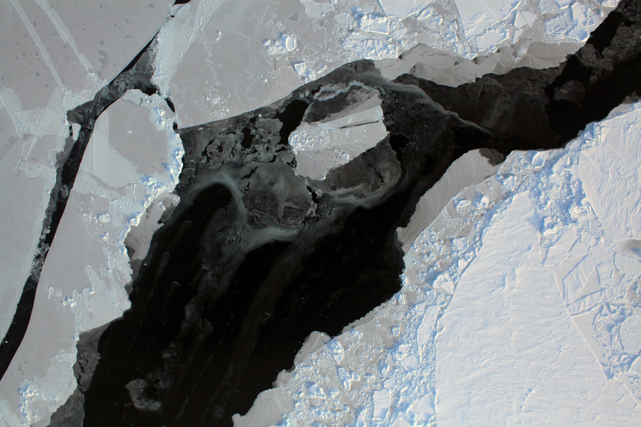 Grietas entre placas de hielo marino en el Ártico, fotografiadas desde el aire durante Operation IceBridge. Archivo del 28 de marzo de 2011; no representa la extensión de septiembre de 2026.