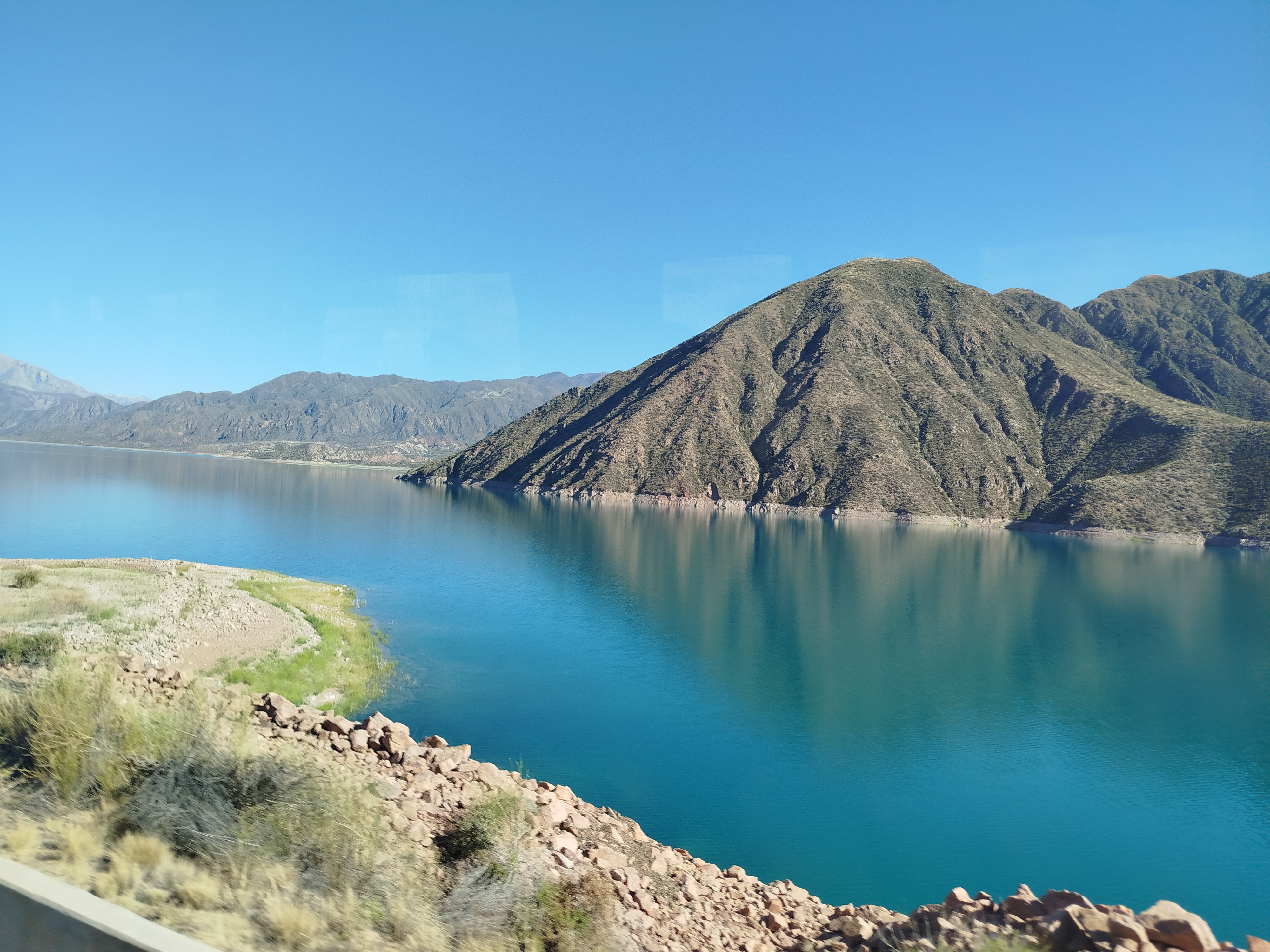 Embalse Potrerillos, Mendoza, fotografiado por BiblioJu el 26 de diciembre de 2024. Foto de archivo de uno de los destinos incluidos en el balance turístico; no registra la afluencia de octubre de 2026.