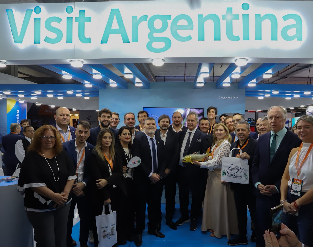 Representantes de la comitiva argentina en el espacio Visit Argentina de FITPAR 2026, en Asunción, en la fotografía difundida por la Secretaría de Turismo el 16 de octubre.