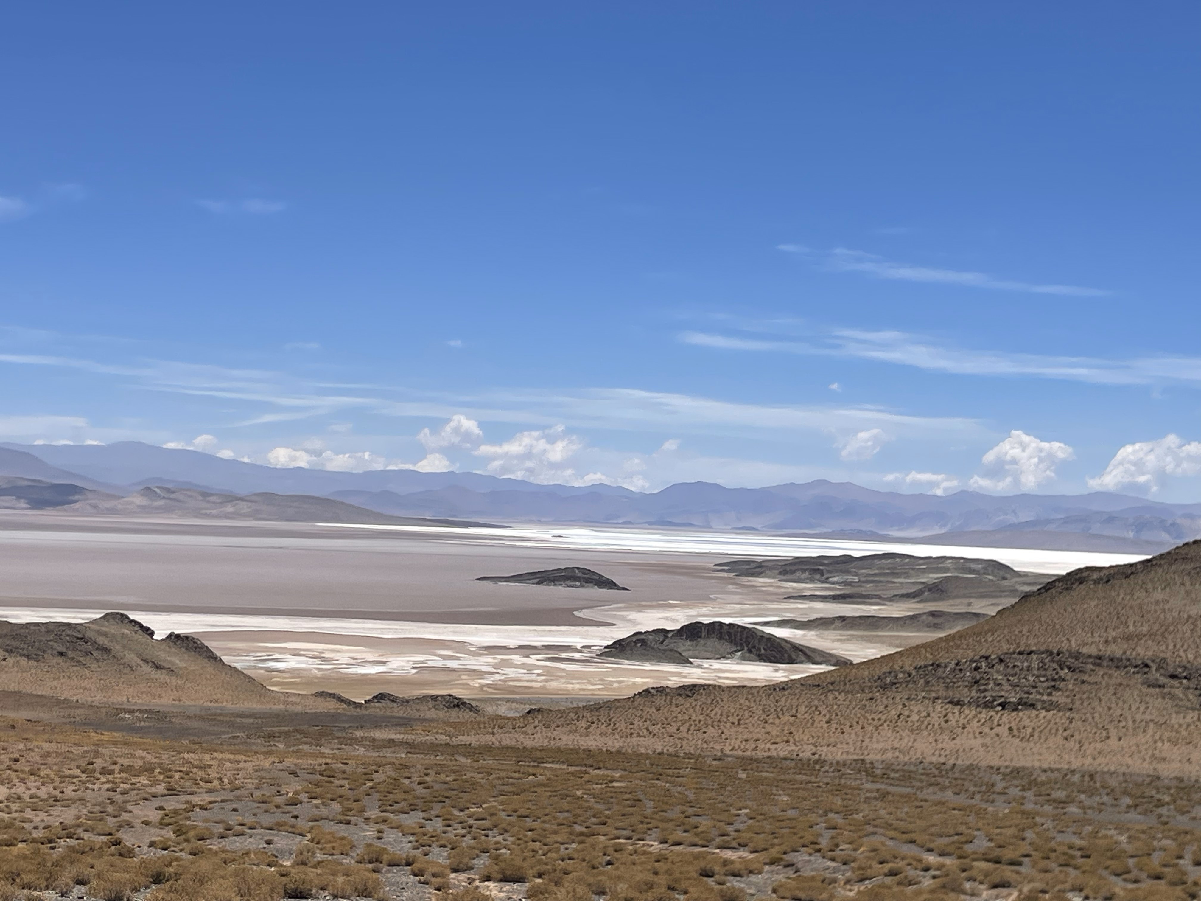Vista del Salar del Hombre Muerto desde el suroeste, fotografiada en noviembre de 2024. Archivo del salar donde opera Fénix; no identifica el emplazamiento de la inversión en estudio.