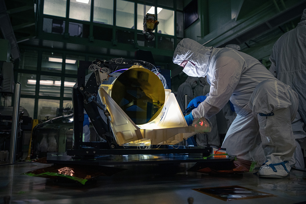Un técnico inspecciona el prototipo del telescopio LISA en una sala limpia de Goddard en mayo de 2024. Archivo: no es la nueva unidad de ensayo anunciada en octubre de 2026.