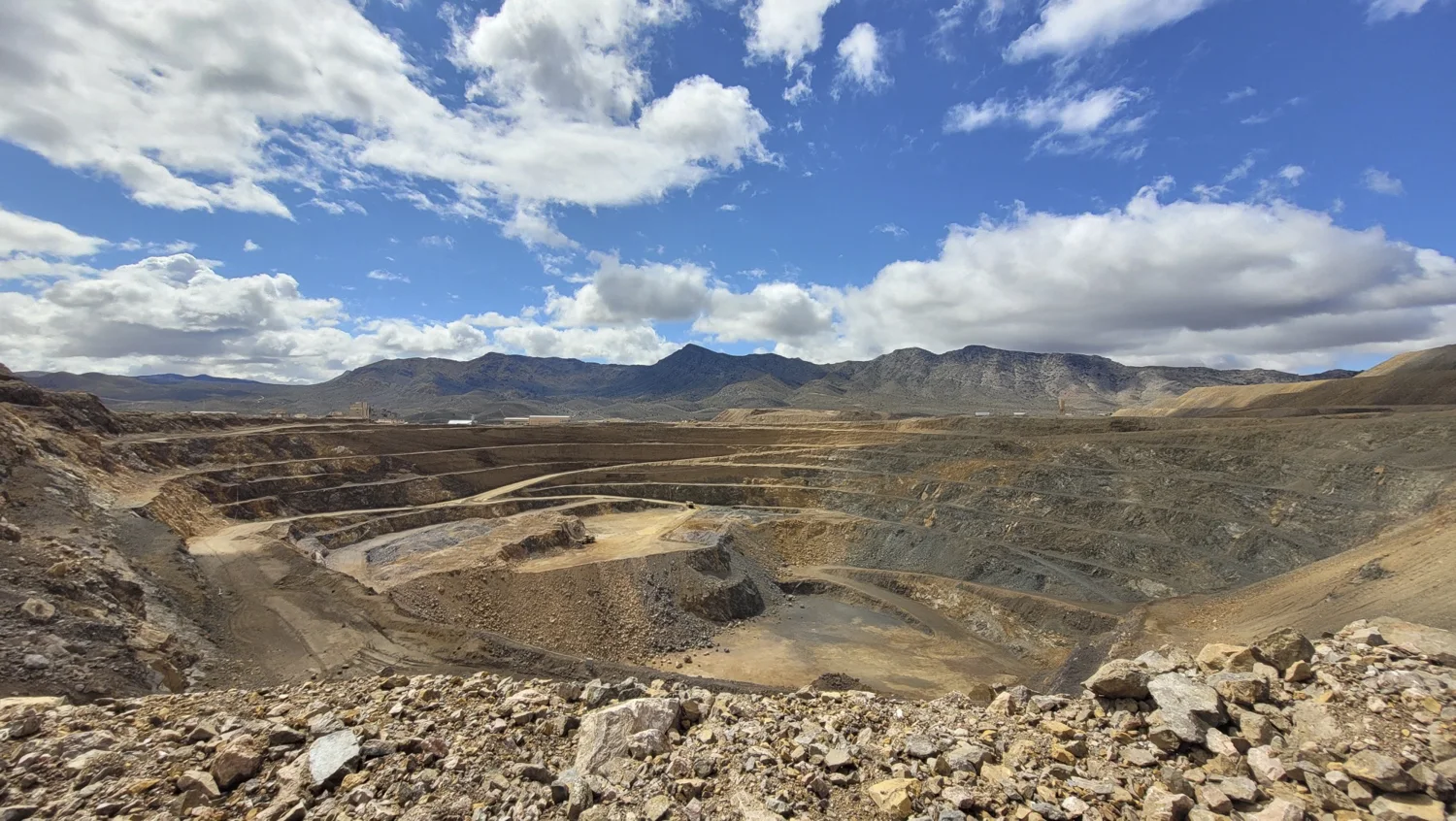 Vista del rajo de la mina de tierras raras Mountain Pass, California. Fotografía de archivo publicada por el USGS el 29 de marzo de 2022; no retrata la investigación anunciada en octubre de 2026.