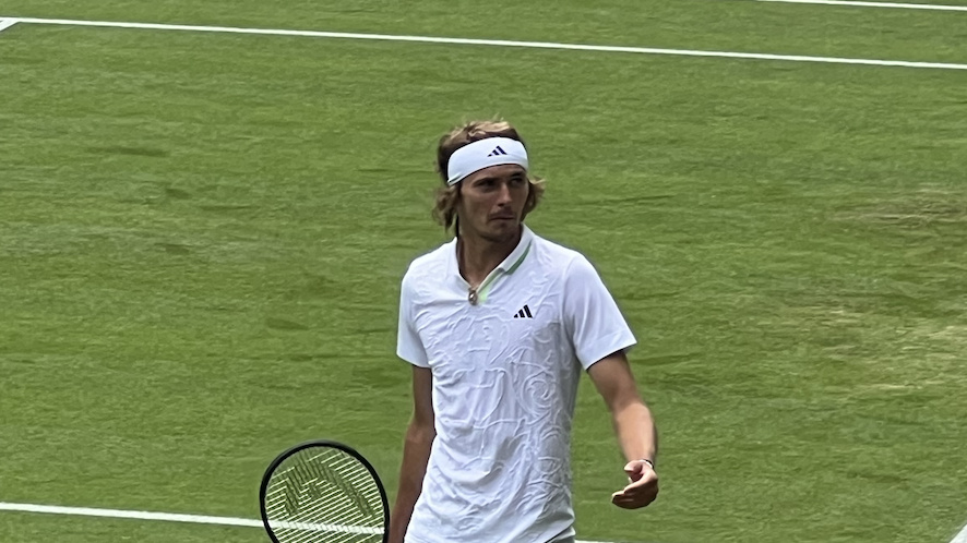 Fotografía de archivo: Alexander Zverev en Wimbledon 2023, con indumentaria blanca sobre césped. No corresponde al Masters de Shanghái de 2026.