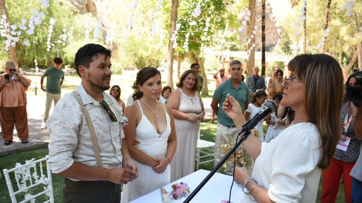Pareja celebra matrimonio al aire libre
