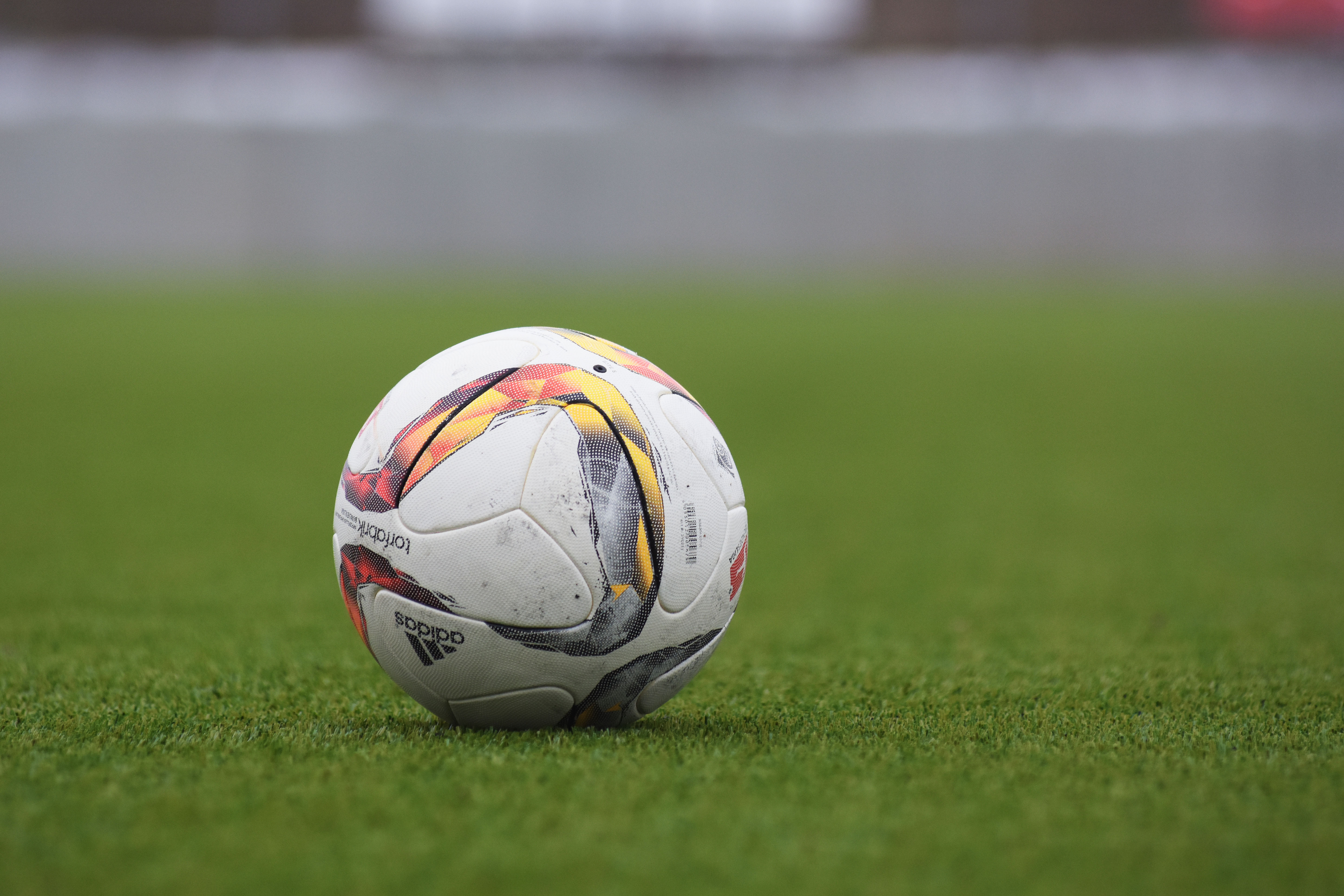 Pelota de fútbol sobre césped; fotografía ilustrativa de archivo del 4 de febrero de 2017. No corresponde al partido de Unión y Belgrano.