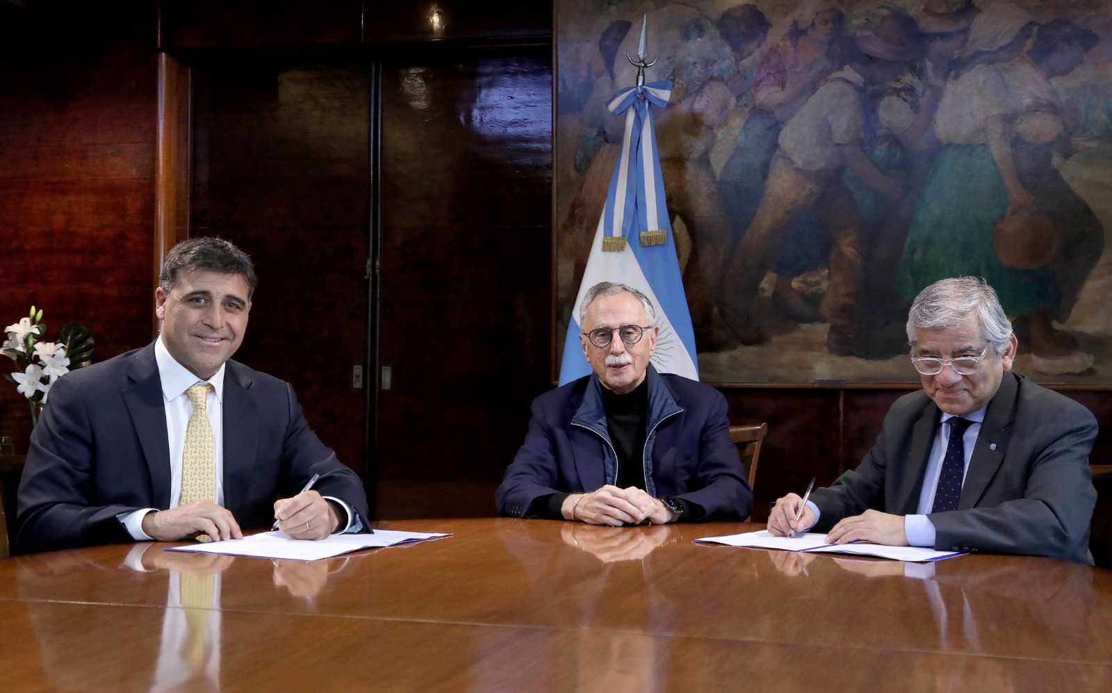 Representantes de La Serenísima y del Ministerio de Salud durante la firma del convenio de reformulación de alimentos, en una fotografía difundida el 15 de octubre de 2026.
