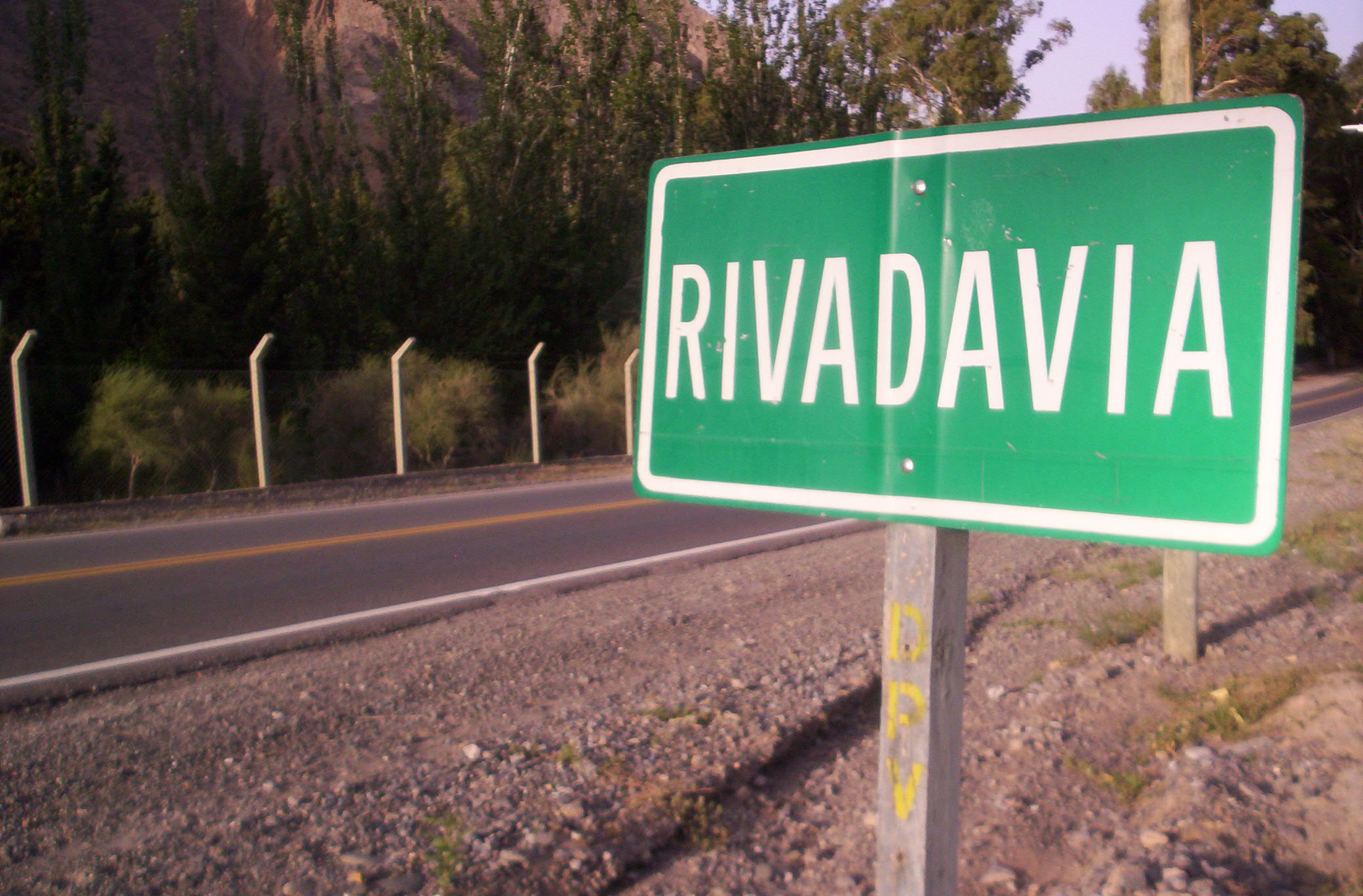Cartel de ingreso al departamento Rivadavia por la Ruta Provincial 12, San Juan. Fotografía de archivo publicada en Wikimedia Commons en 2009; no corresponde al encuentro de MUNA.