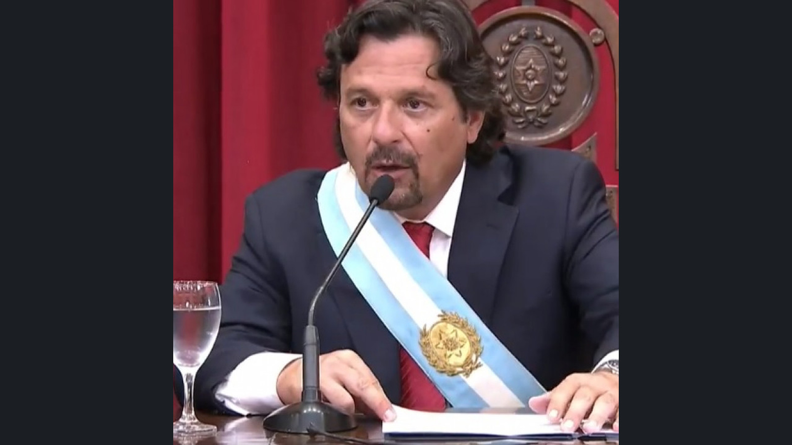 Fotografía de archivo de Gustavo Sáenz con banda de gobernador, registrada el 10 de diciembre de 2019. No corresponde al reclamo ferroviario de octubre de 2026. Presentación 16:9 con fotografía completa y márgenes neutros.