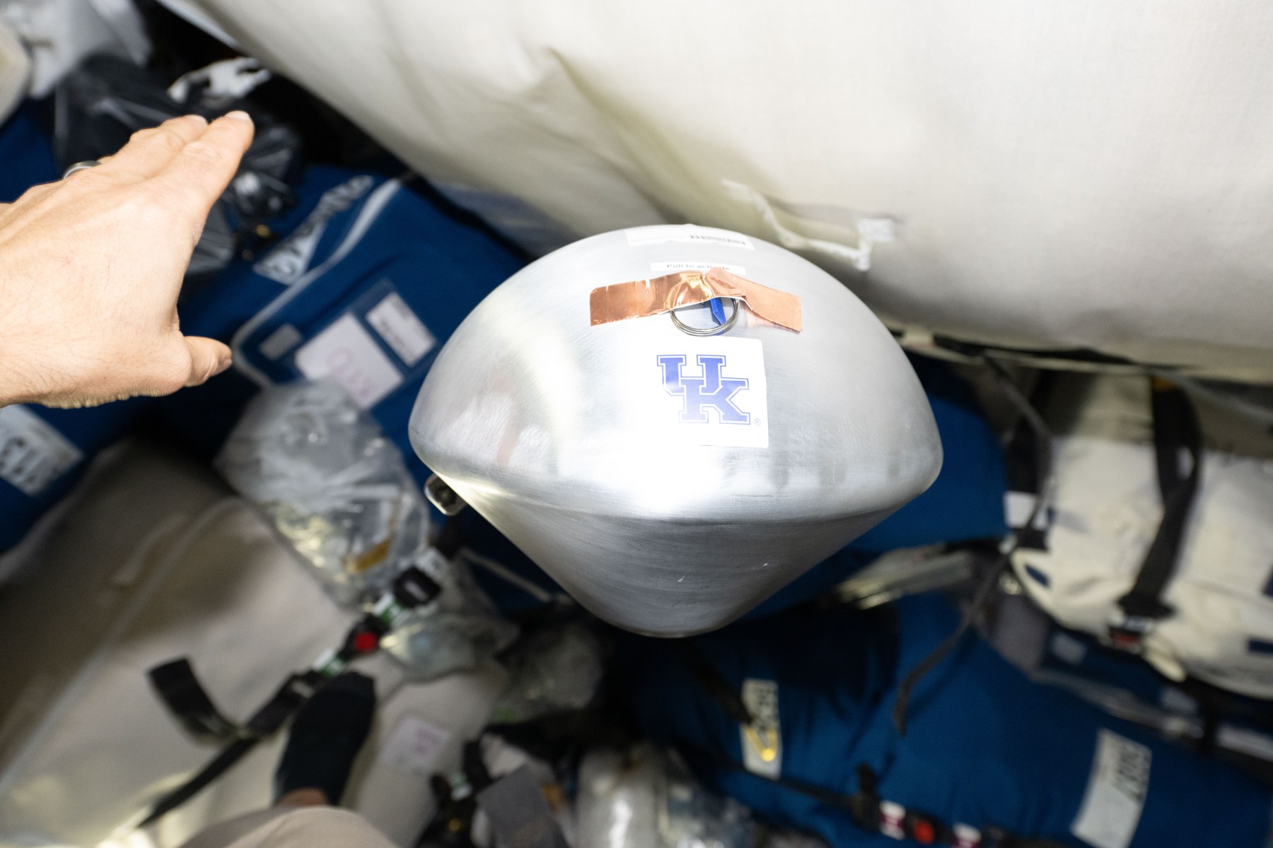 Una cápsula KREPE-3 flota dentro del carguero Cygnus XL el 7 de octubre de 2026.