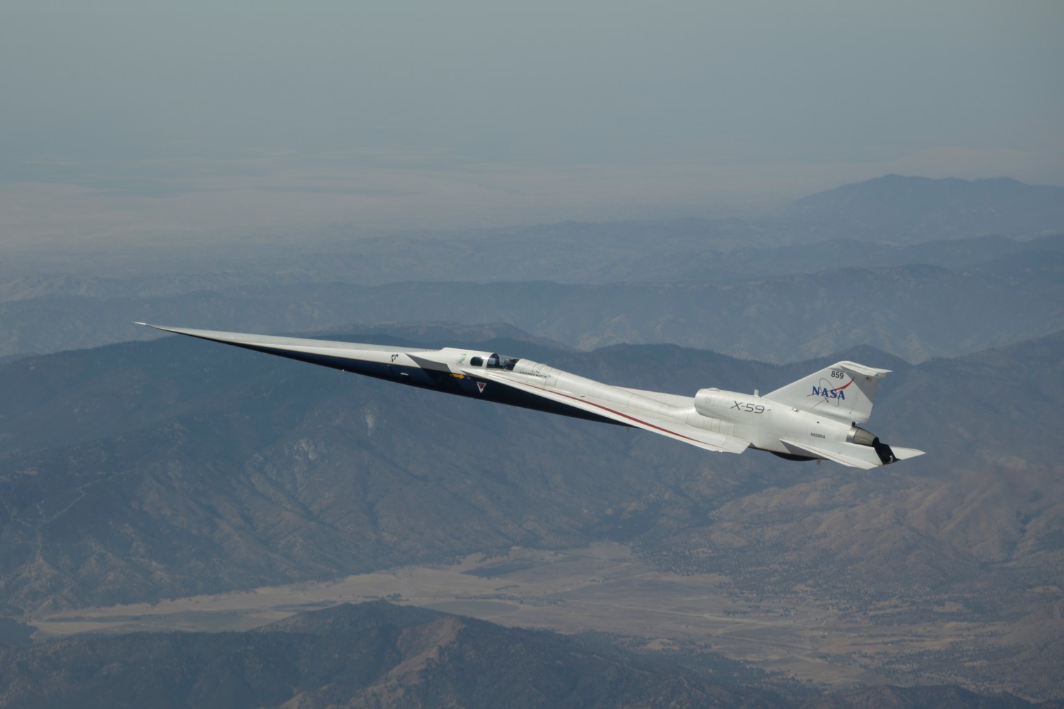 Foto de archivo: el avión experimental X-59 vuela sobre el desierto de Mojave, California, el 18 de agosto de 2026.