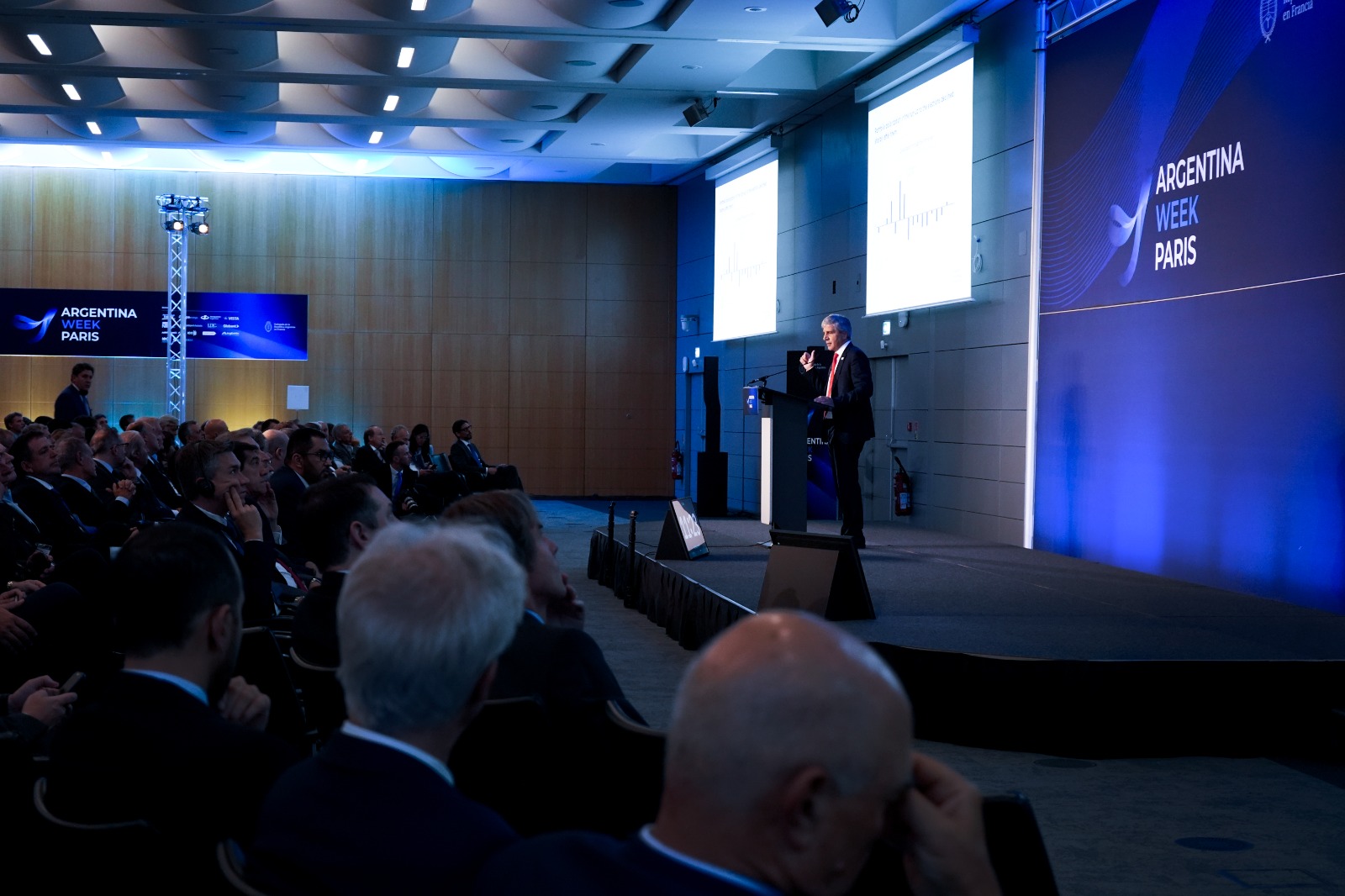 Luis Caputo durante su exposición en Argentina Week París, el 1 de octubre de 2026. Fotografía de archivo; no corresponde a los encuentros federales anunciados para el 14 y el 16 de octubre.