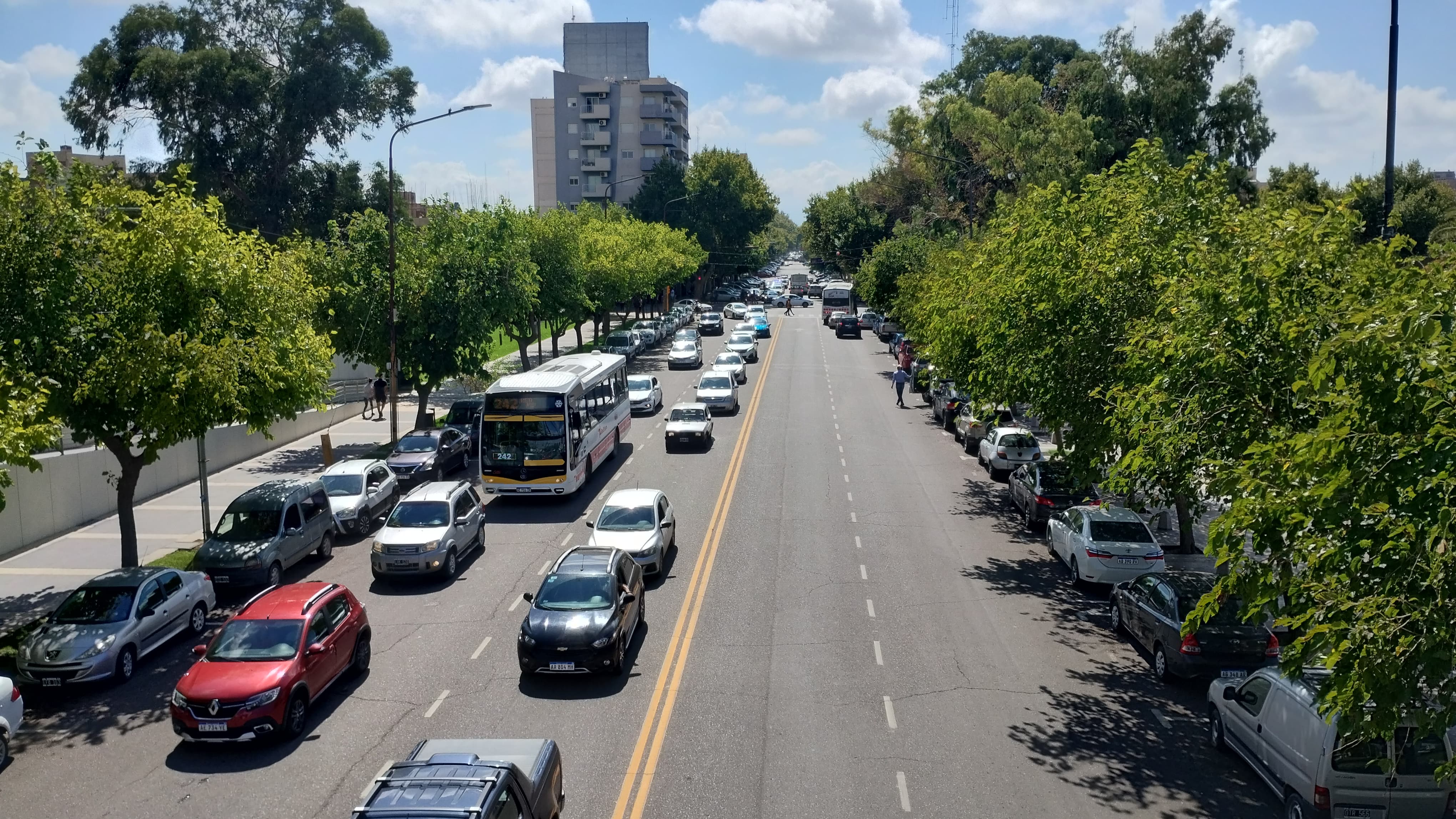 Avenida José Ignacio de la Roza vista desde el Puente Cívico, ciudad de San Juan. Fotografía de archivo del 9 de febrero de 2024: no representa el tiempo del 24 o 25 de octubre de 2026.