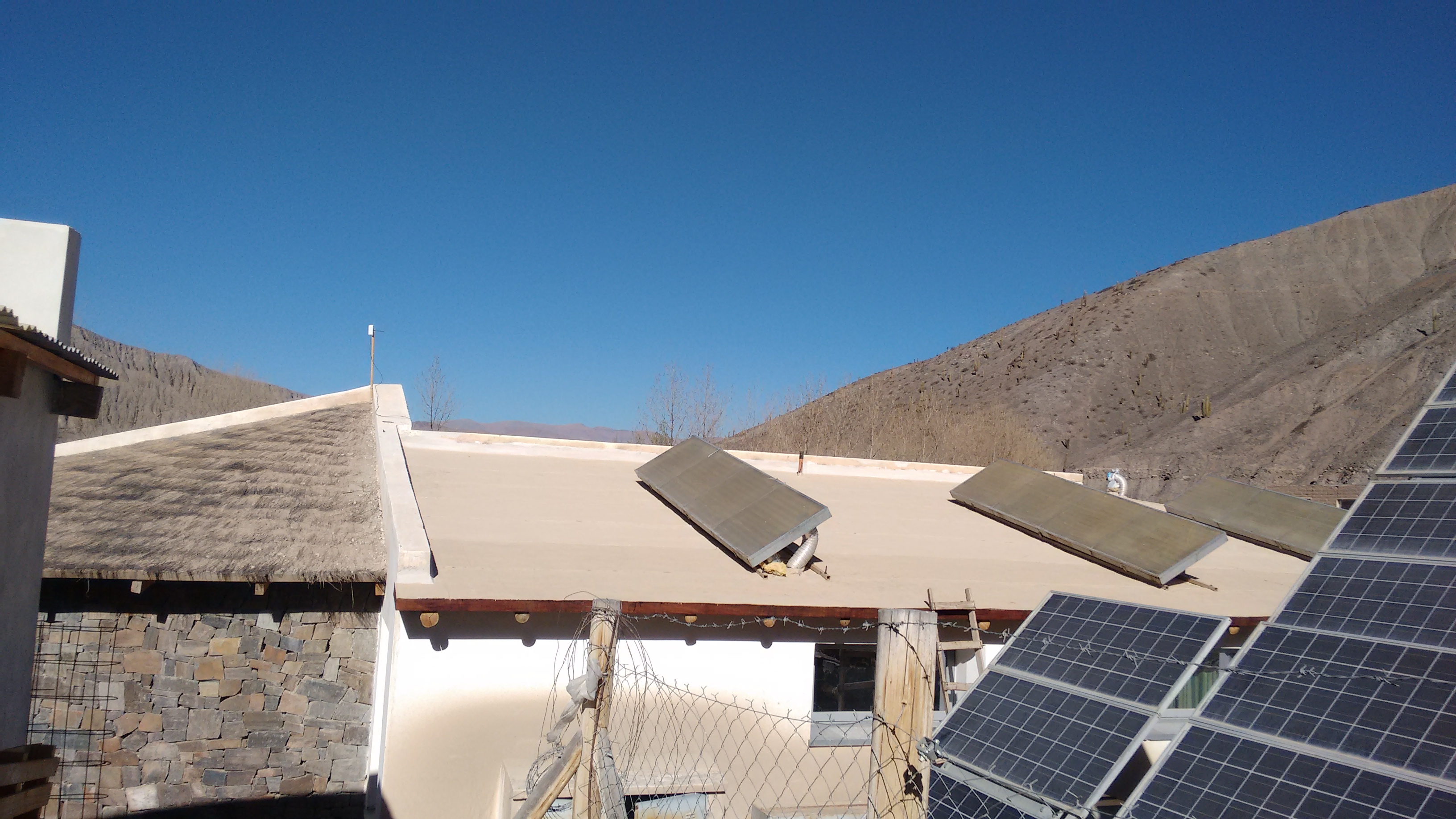 Paneles solares en Campo Quijano, Salta, en una fotografía de archivo de 2016. No corresponde al curso ni a instalaciones de la UNSJ.