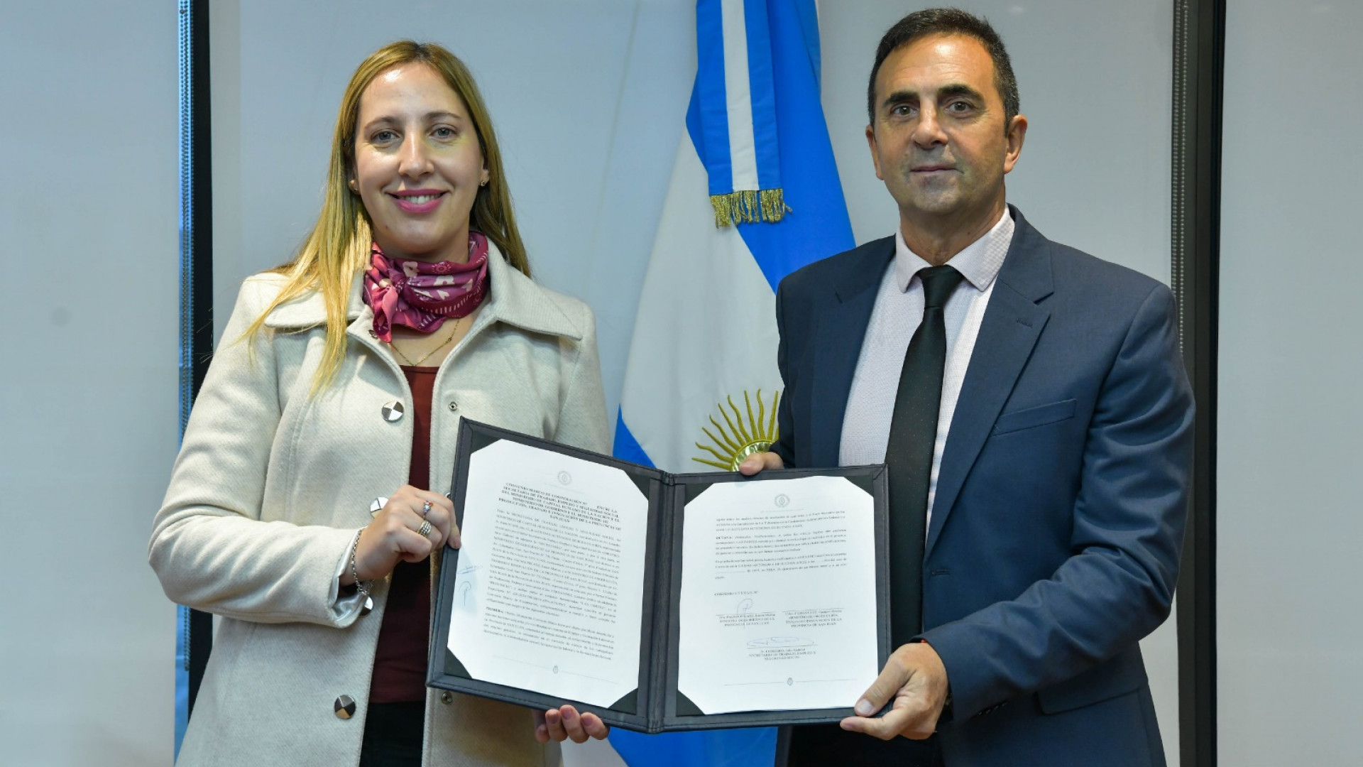 Laura Palma, ministra de Gobierno de San Juan, y Julio Cordero durante la firma de un convenio de empleo y capacitación. Archivo publicado el 30 de mayo de 2025; no muestra la jornada anunciada en Sarmiento.