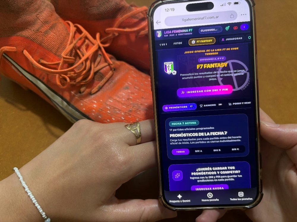 Un celular muestra F7 Fantasy de la Liga Femenina F7 junto a botines. Fotografía publicada por Diario de Cuyo el 25 de octubre de 2026; fecha exacta de toma no informada.