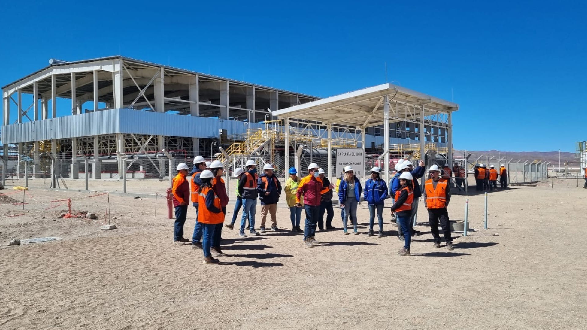 Visita técnica al complejo de litio Cauchari-Olaroz, Jujuy; personal con cascos frente a instalaciones de extracción de boro. Foto de archivo publicada por la SRT el 6 de septiembre de 2022, no del informe de 2026.