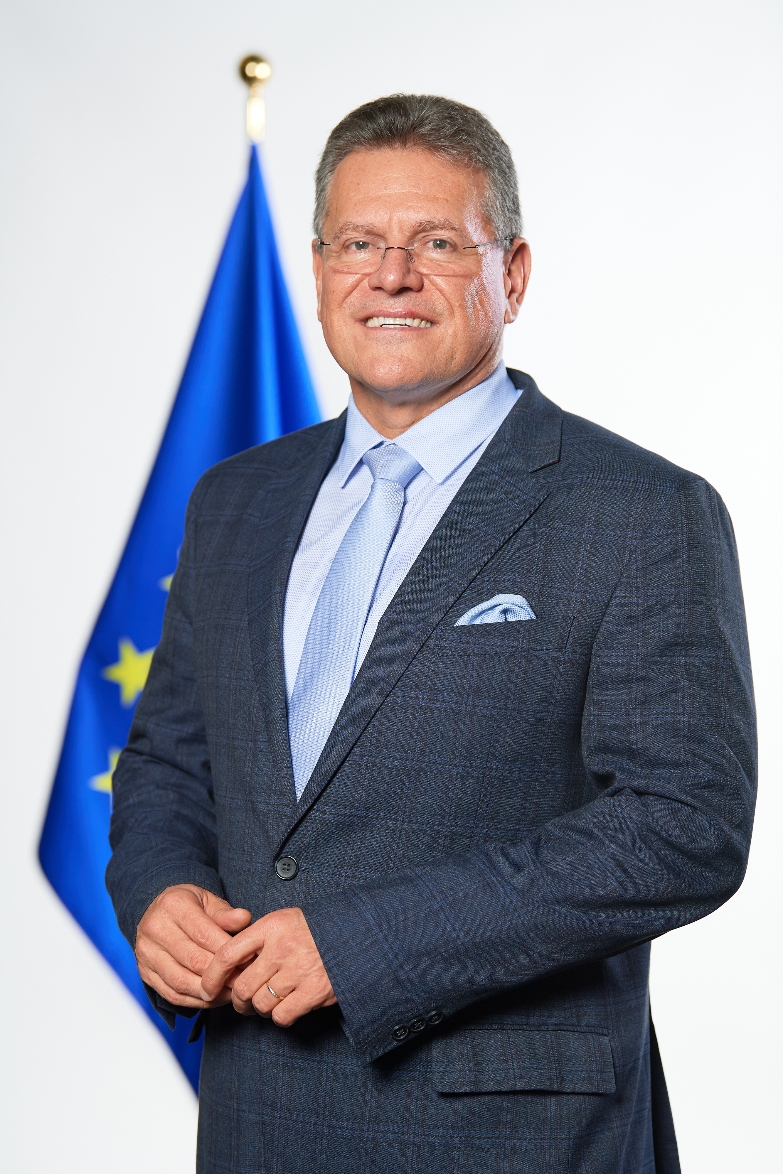 Retrato oficial de Maroš Šefčovič junto a la bandera de la Unión Europea. Archivo, 28 de octubre de 2024.