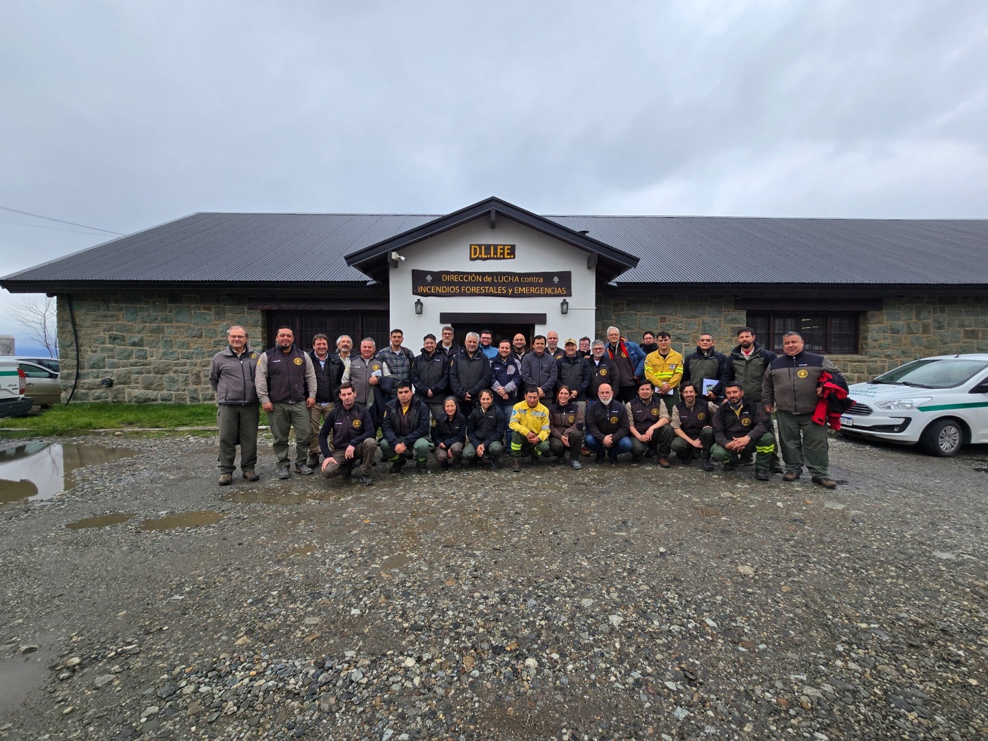 Autoridades y equipos participantes de la reunión del 7 de octubre de 2026, frente a la sede de la DLIFE en Bariloche.