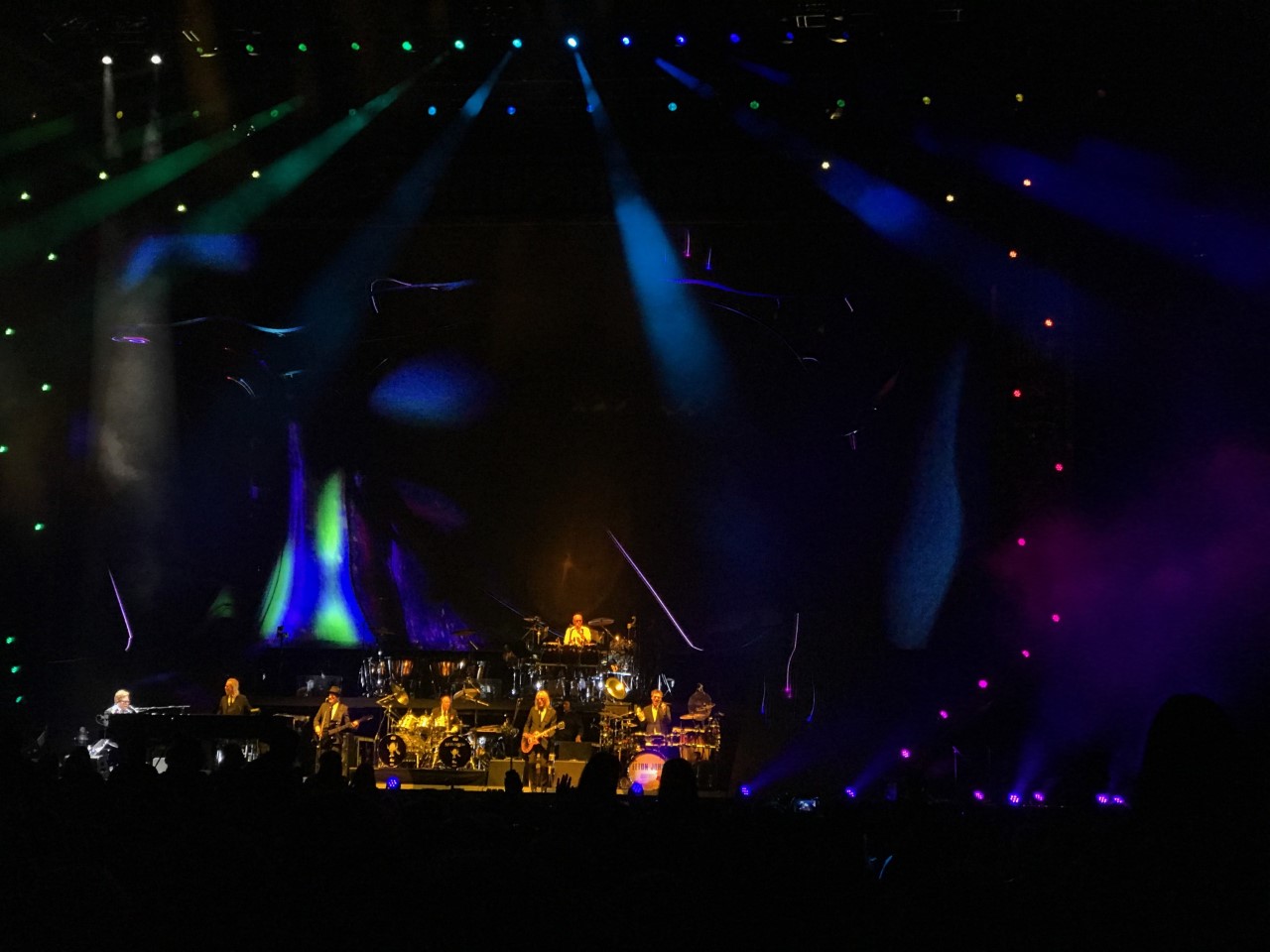 Elton John al piano y su banda sobre un escenario iluminado en Toronto; fotografía de archivo del 27 de octubre de 2019.
