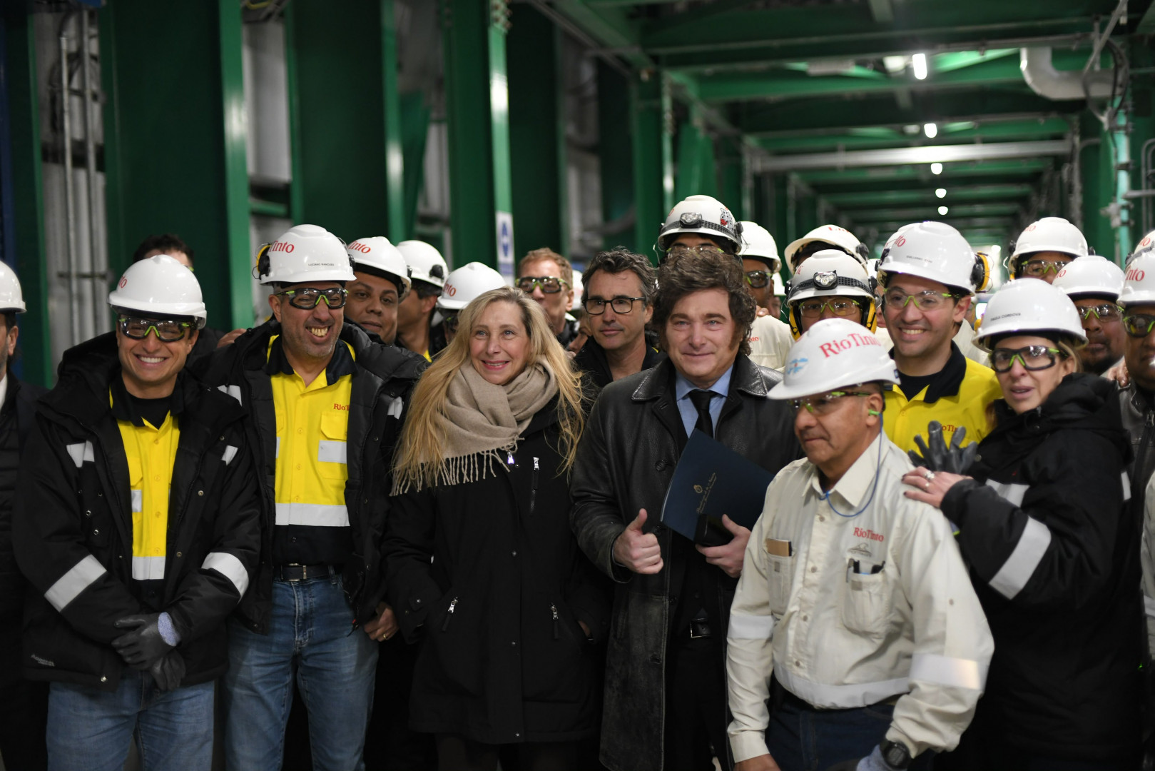 Javier Milei y Karina Milei junto a trabajadores durante la visita a la planta de Rio Tinto en Catamarca, el 28 de octubre de 2026.