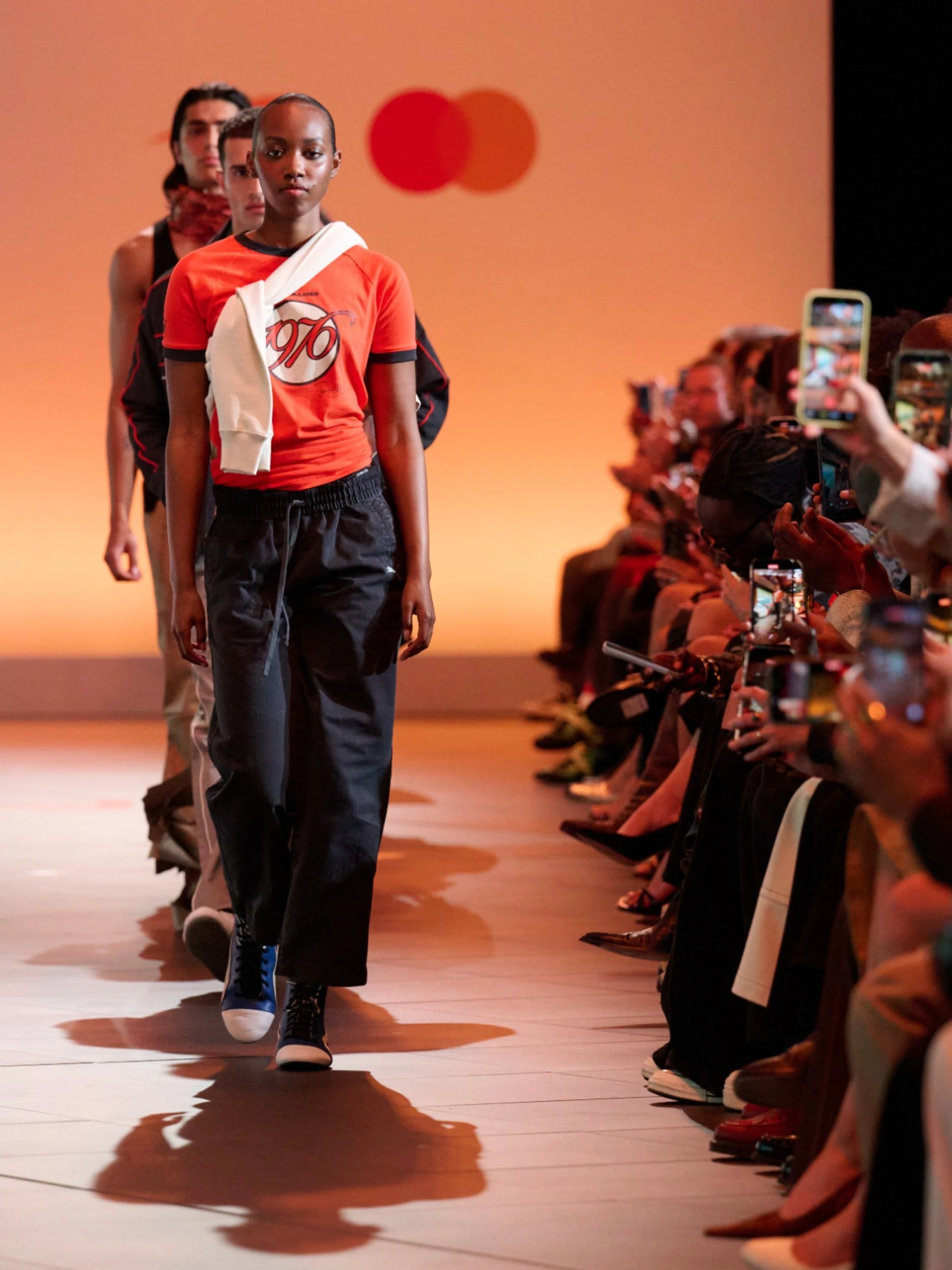 Modelos presentan prendas de Puma x McLaren inspiradas en James Hunt durante Designed to Race: Front Row en el McLaren Technology Centre, el 16 de septiembre de 2026. Colección prevista para el 19 de octubre.
