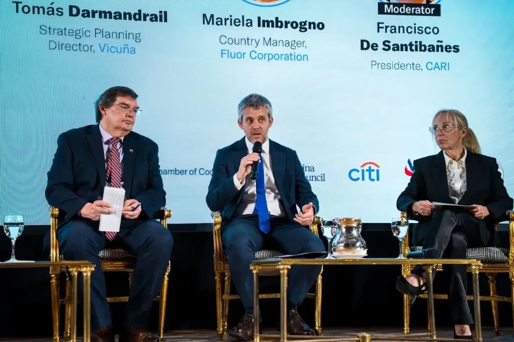 Representantes del sector minero en un panel sobre Vicuña e infraestructura; fotografía real de archivo, no corresponde a la firma del convenio con Fundación UOCRA.