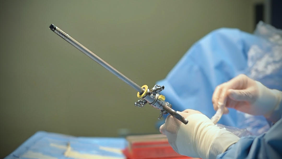 Instrumental endoscópico urológico sostenido por manos enguantadas en la fotografía difundida por el Hospital Posadas el 23 de octubre de 2026; no muestra pacientes identificables.