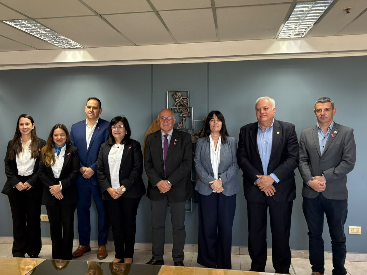 Autoridades de la Universidad Nacional de San Juan y del Sanatorio Argentino durante la firma del convenio de pasantías del 19 de octubre de 2026 en el Edificio Central de la UNSJ.