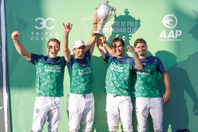 Los cuatro jugadores de La Natividad La Dolfina levantan la copa de Hurlingham tras la final de 2026.