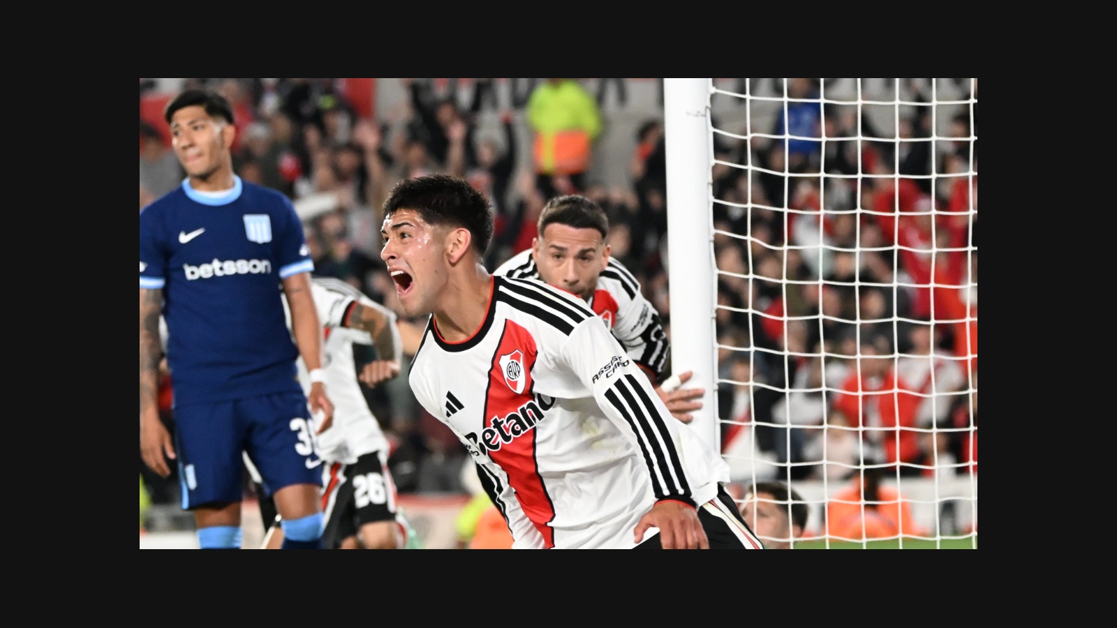 Lautaro Rivero celebra el gol de River frente a Racing en el Monumental, el 25 de octubre de 2026.