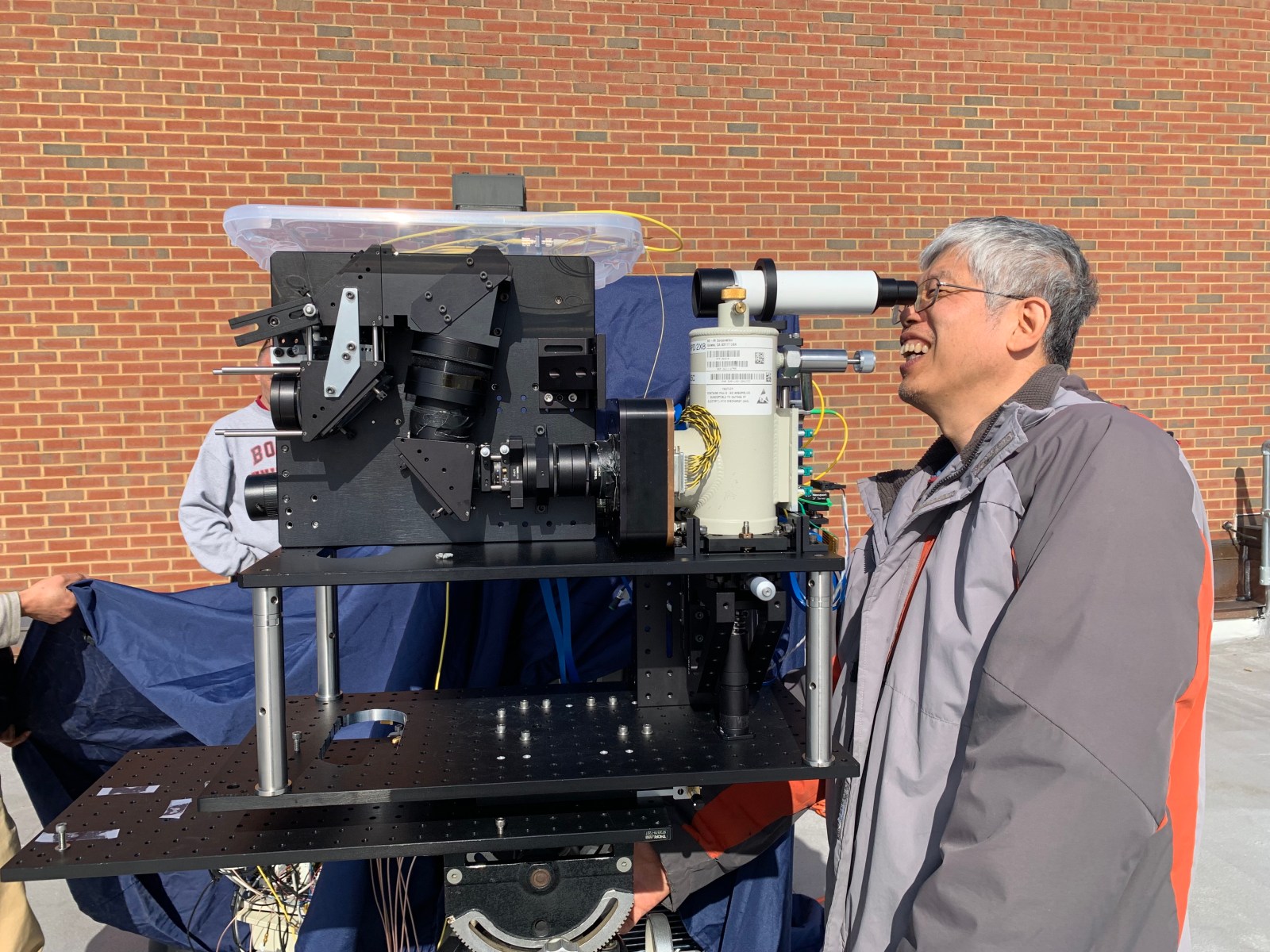 Jeffrey Chen prueba un prototipo del lidar CASALS en Goddard. Foto de archivo publicada por la NASA el 19 de marzo de 2024; no corresponde a los vuelos anunciados para 2027.
