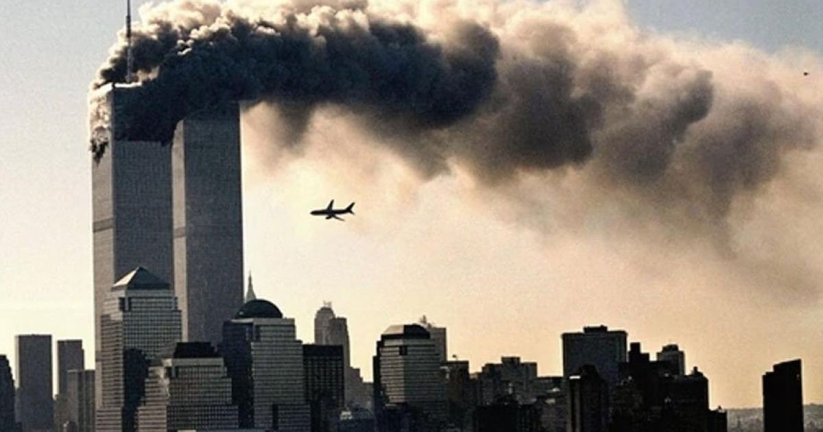Fotografía real de archivo de los atentados del 11 de septiembre de 2001 utilizada en una cobertura conmemorativa.