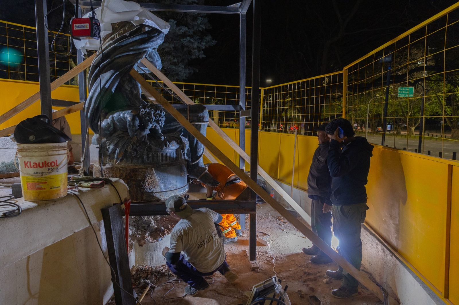Trabajos sobre una pieza de la Fuente Monumental, en una fotografía difundida por el Gobierno porteño el 16 de octubre de 2026. Fecha exacta de la toma no informada.