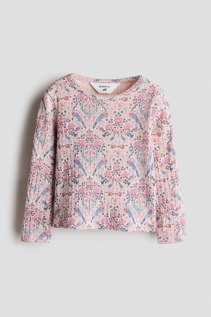 Prenda infantil estampada de la colección Morris & Co. H&M anunciada para el 8 de octubre de 2026. Fotografía de producto distribuida por la firma.