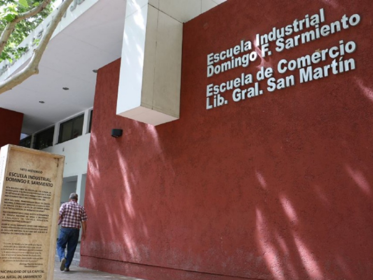 Frente del edificio de la Escuela de Comercio Libertador General San Martín y la Escuela Industrial en San Juan; fotografía de archivo difundida en marzo de 2020.