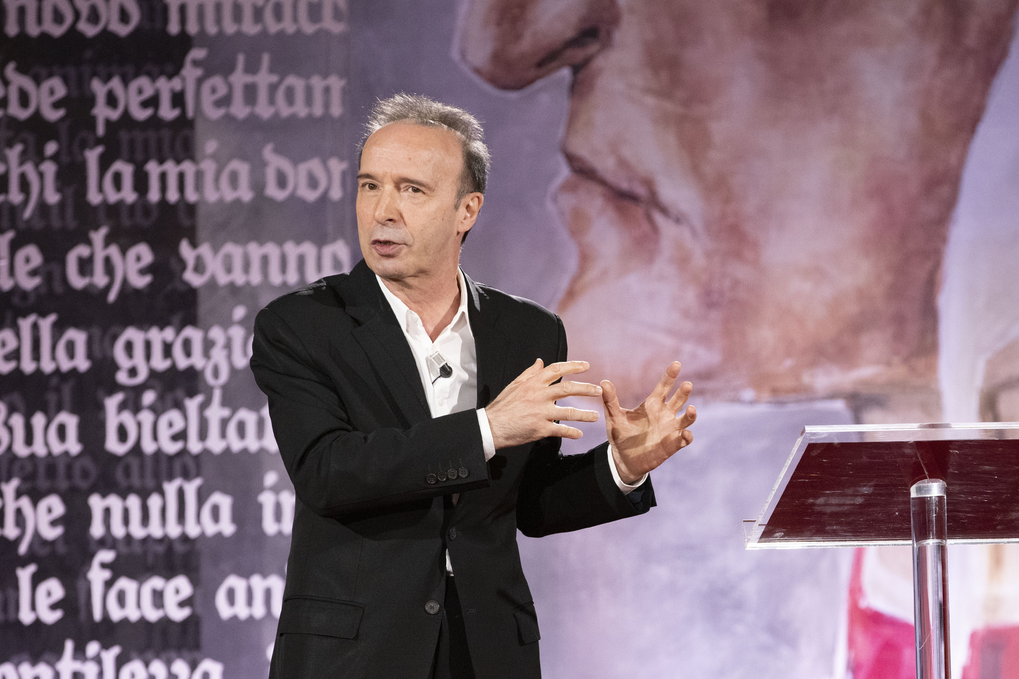 Roberto Benigni recita durante la celebración del Dantedì en el Palacio del Quirinale, Roma, el 25 de marzo de 2021. Fotografía de archivo del actor y director de La vida es bella.