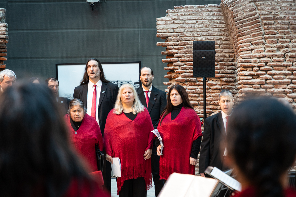 Integrantes del Coro Polifónico Nacional de Ciegos durante una presentación, en la fotografía difundida por el Museo Casa Rosada.