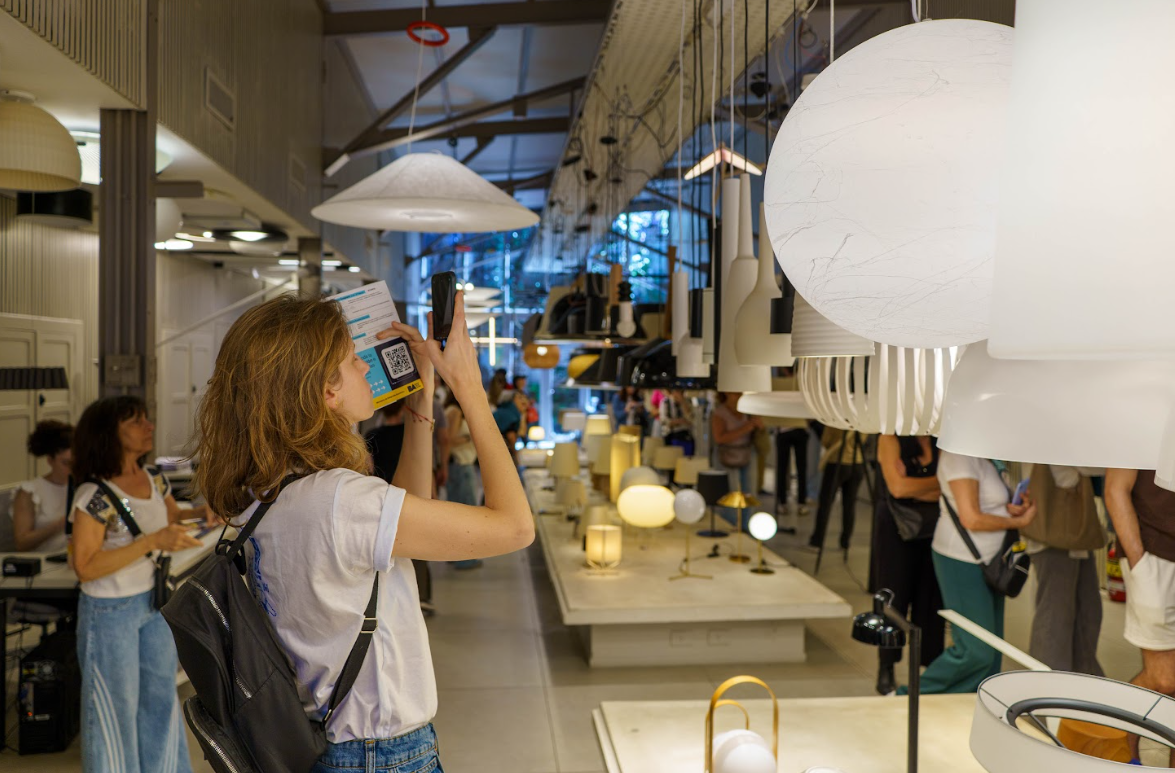 Visitantes recorren un espacio de objetos e iluminación de Puro Diseño. Imagen de archivo difundida por la agenda oficial de Buenos Aires para anunciar la edición del 9 al 11 de octubre de 2026; fecha de toma no informada.